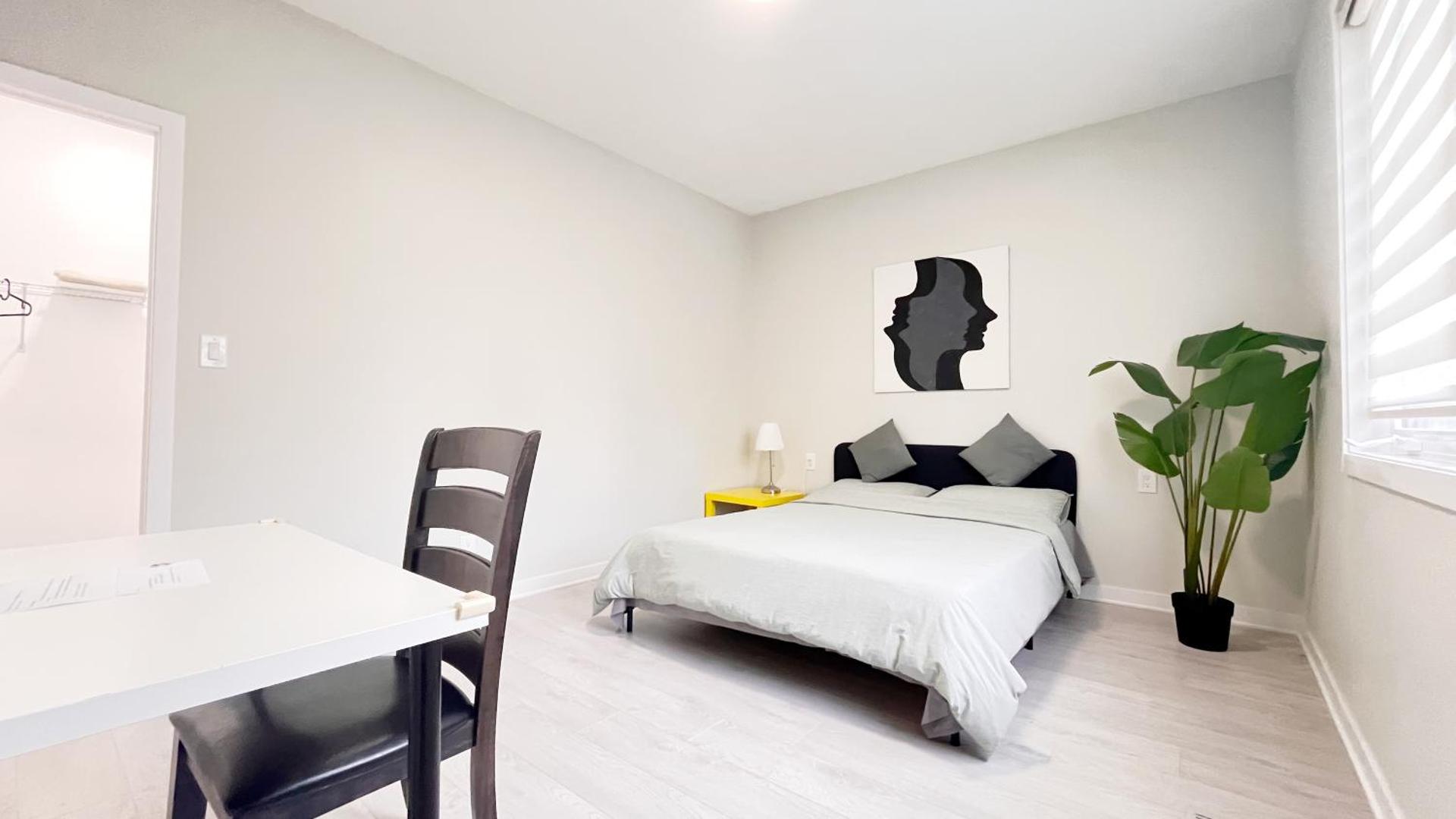 Yonge Finch Subway Modern Suite with En Suite Bathroom