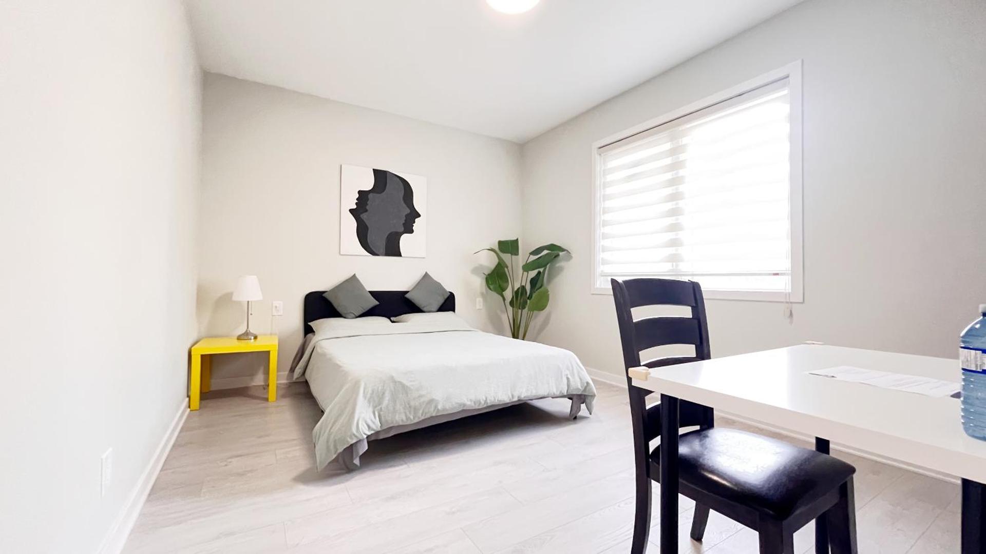 Yonge Finch Subway Modern Suite with En Suite Bathroom