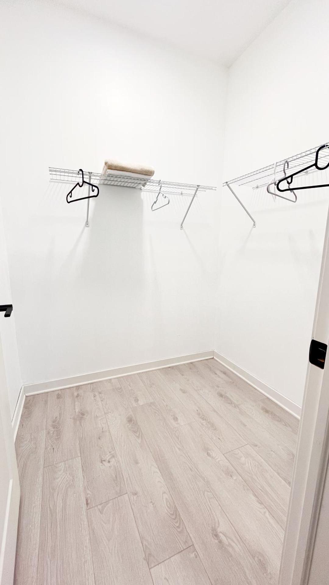 Yonge Finch Subway Modern Suite with En Suite Bathroom