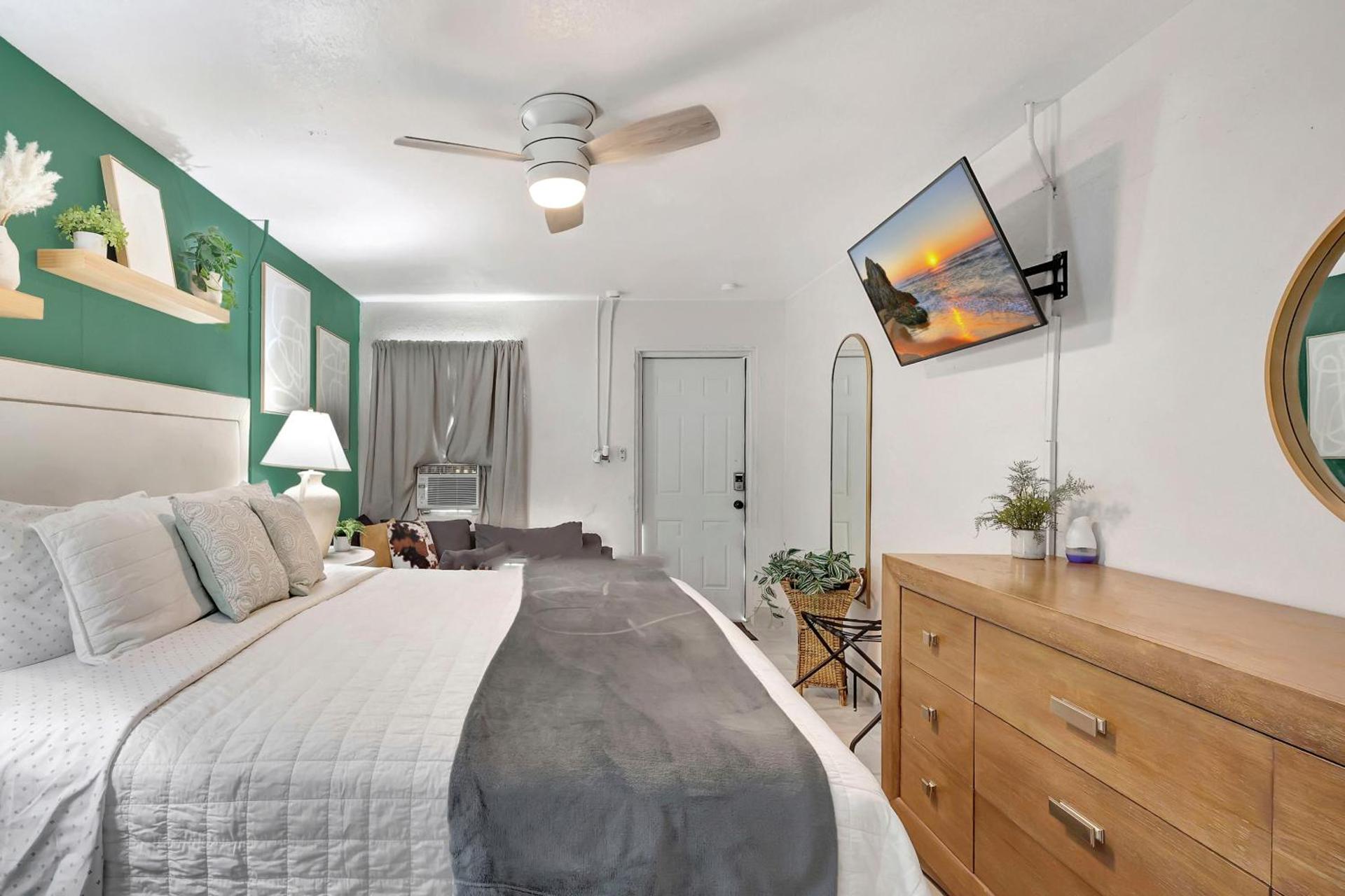 King Bed Modern Stay Always Fresh and Comfy