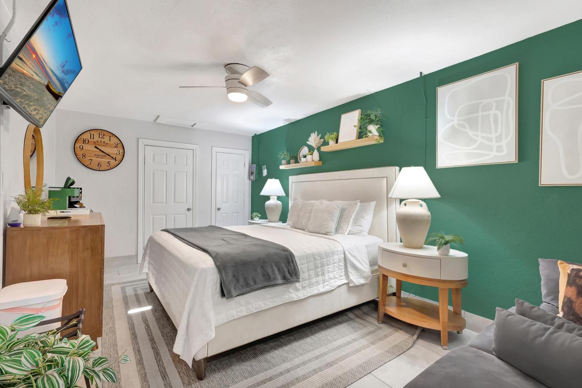 King Bed Modern Stay Always Fresh and Comfy