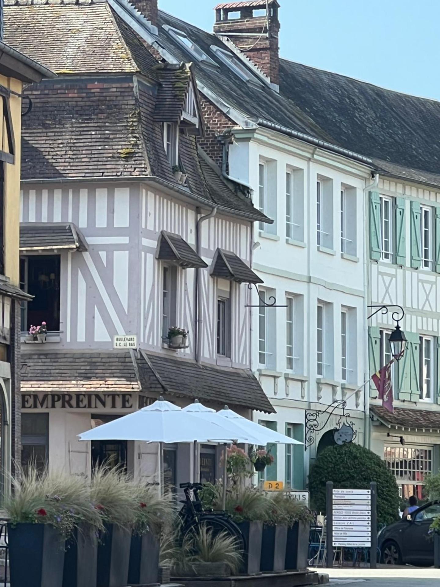 Centre historique de LYONS LA FORET Hotel de Maître le Cottage