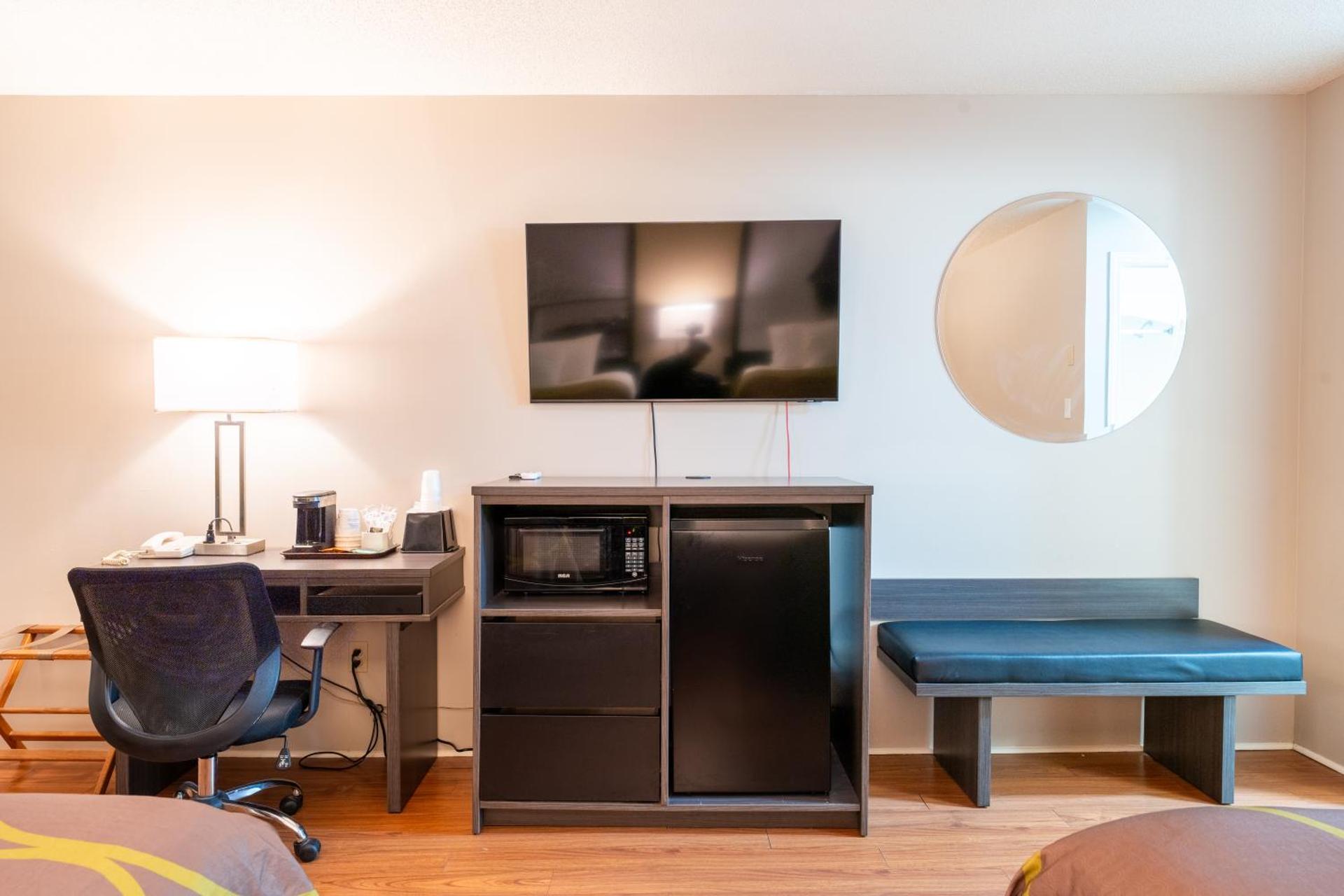 Deluxe King -huone - Allasnäkymä - Savuton