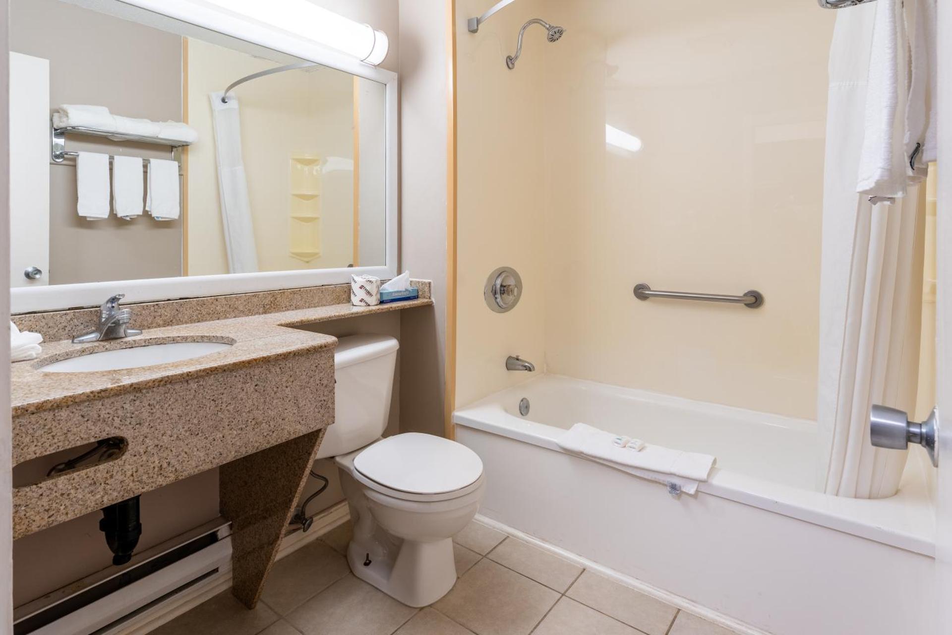 Queen Room with Two Queen Beds and Courtyard View - Non-Smoking