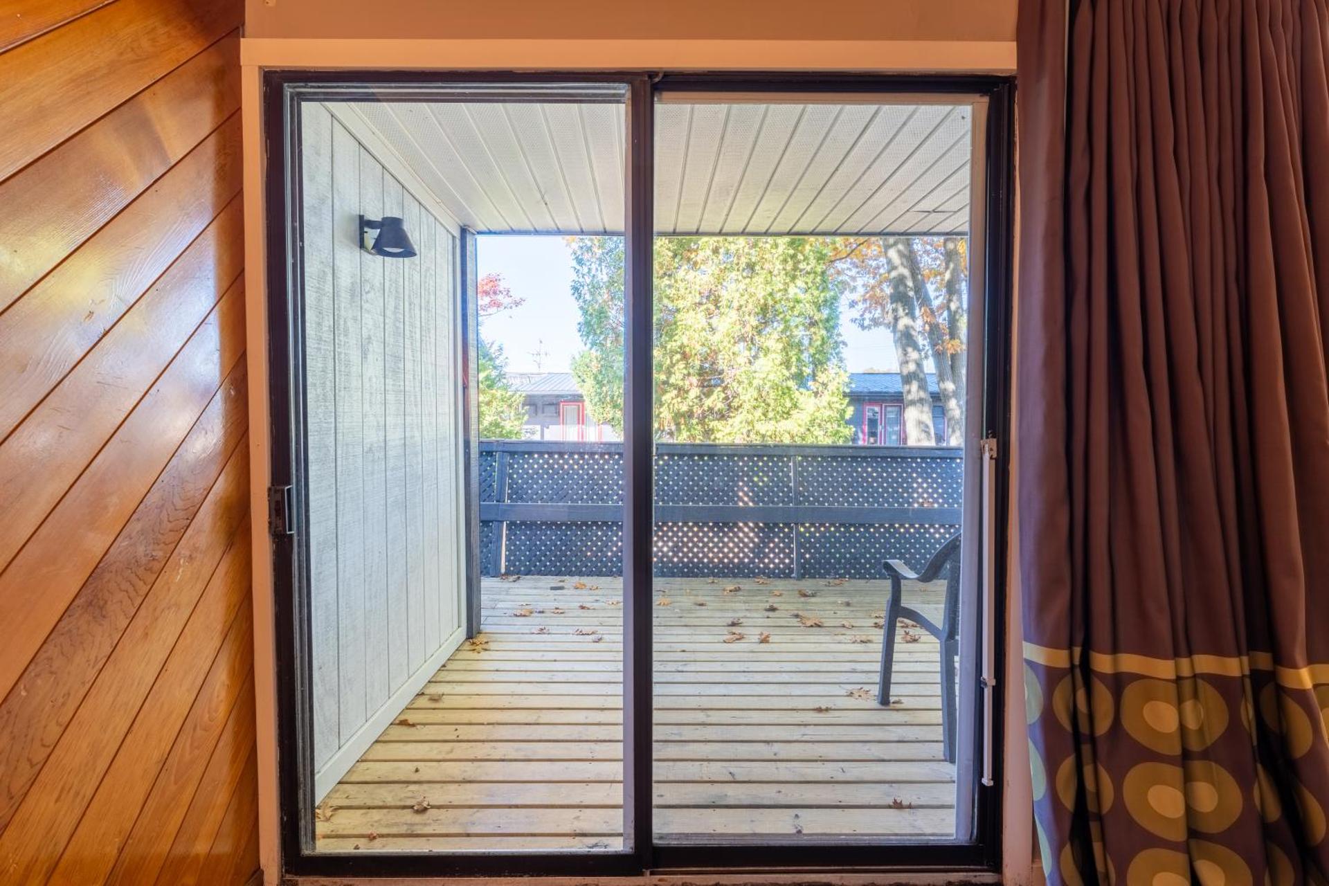 Queen Room with Two Queen Beds and Courtyard View - Non-Smoking