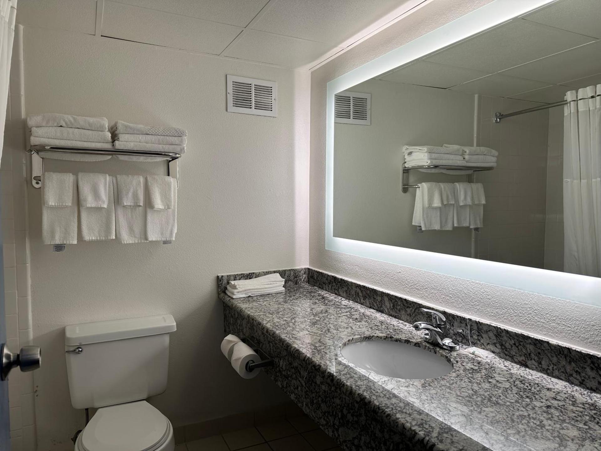 Room with One King Bed and Two Queen Beds - Non-Smoking