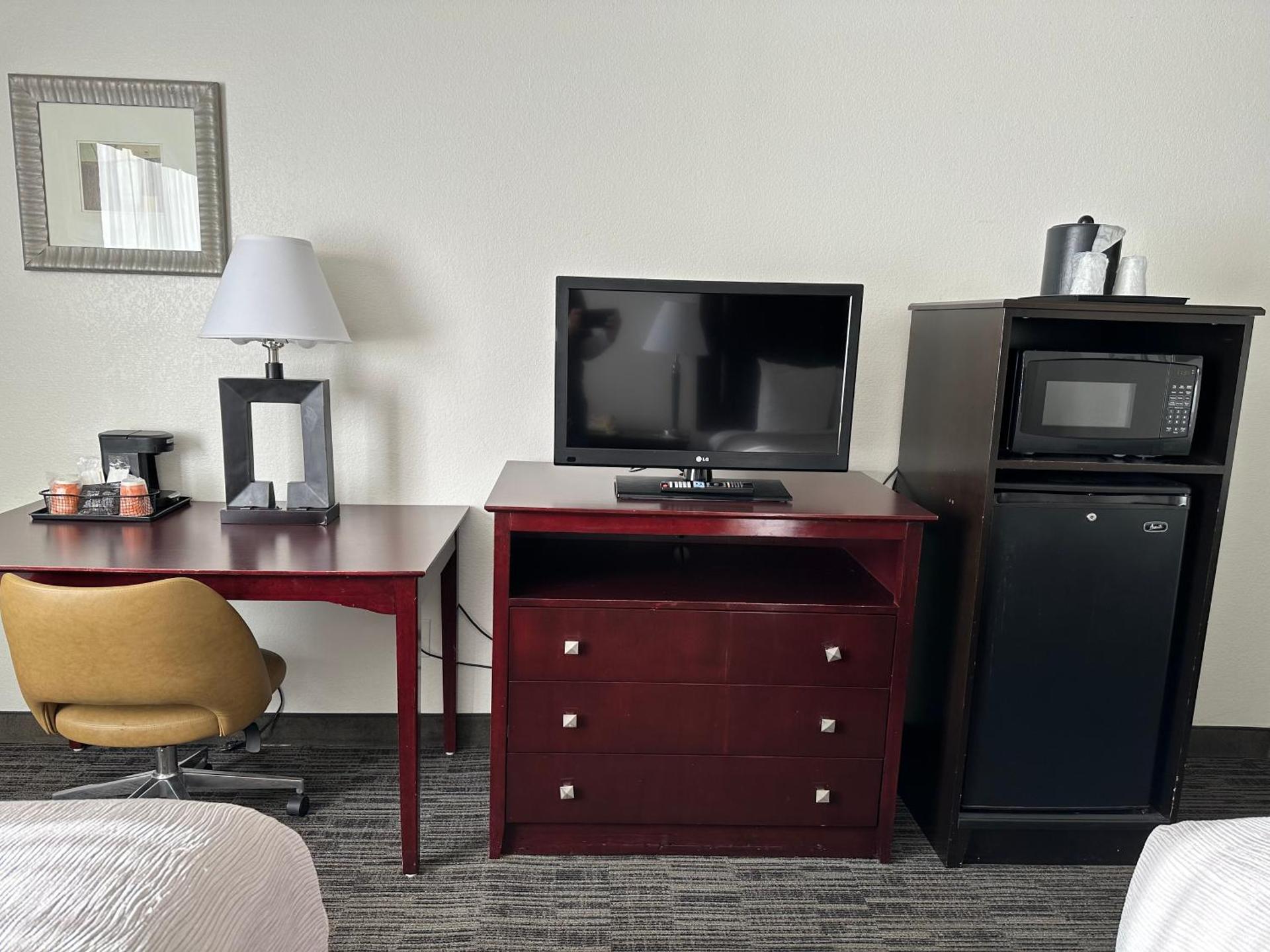 Room with One King Bed and Two Queen Beds - Non-Smoking