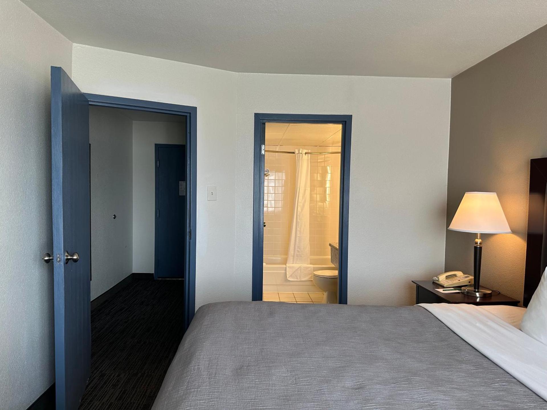 King Suite - Non-Smoking