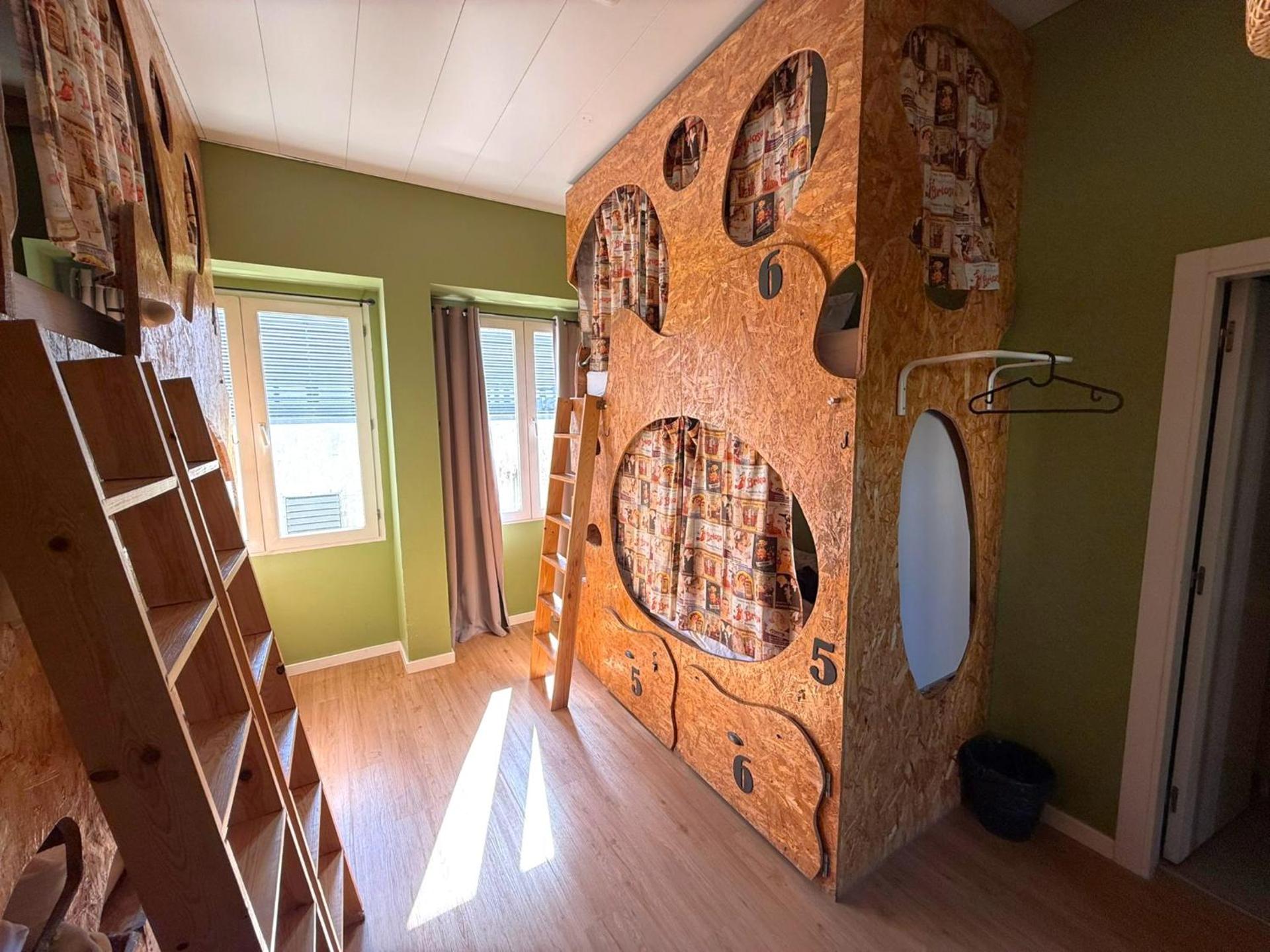 Bed in 6-Bed Female Dormitory Room with Ensuite