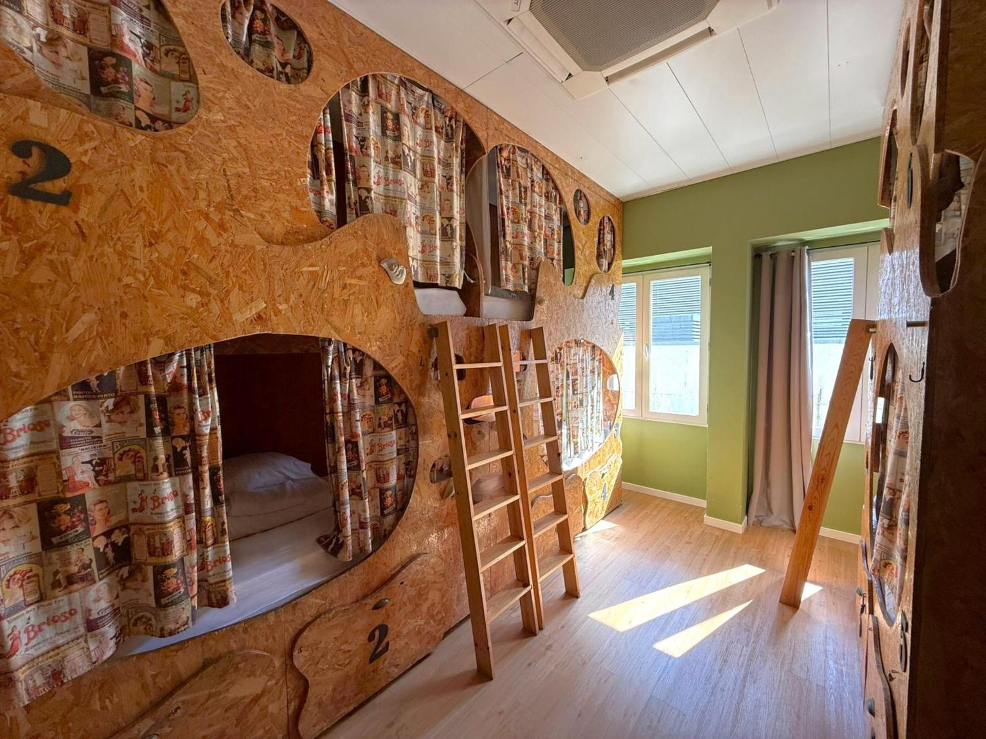 Bed in 6-Bed Female Dormitory Room with Ensuite