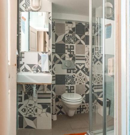 Bed in 6-Bed Female Dormitory Room with Ensuite