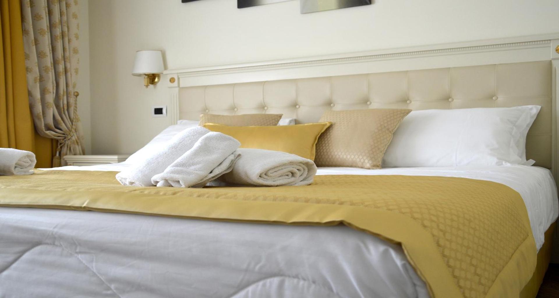 Junior Queen Suite with Balcony and Hot Tub - Non-Smoking