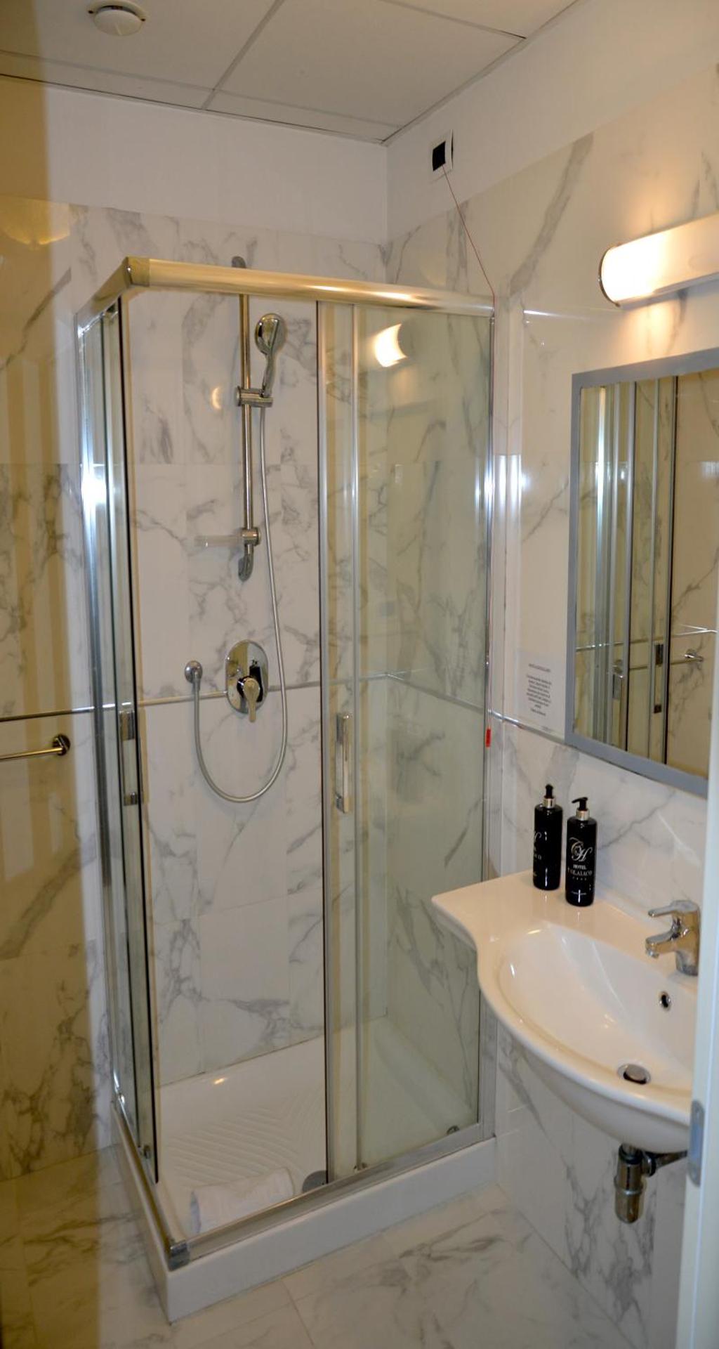 Comfort Queen Room with Extra Single Bed