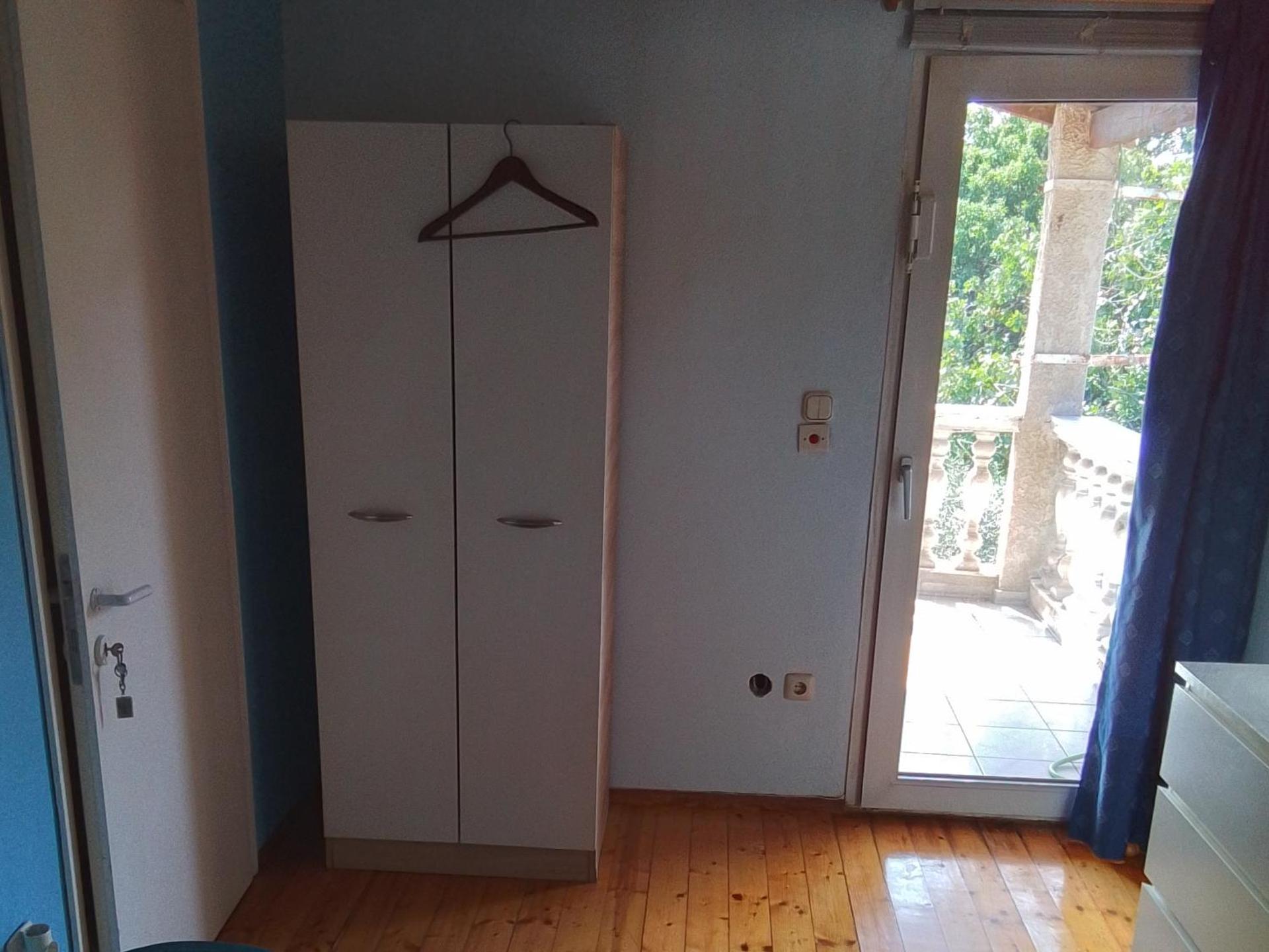 Metro Paĺlini Rooms to Rent 20 min to Syntagma 15 minutes to Airport 24 hours train Bus and 200 meter aŵay