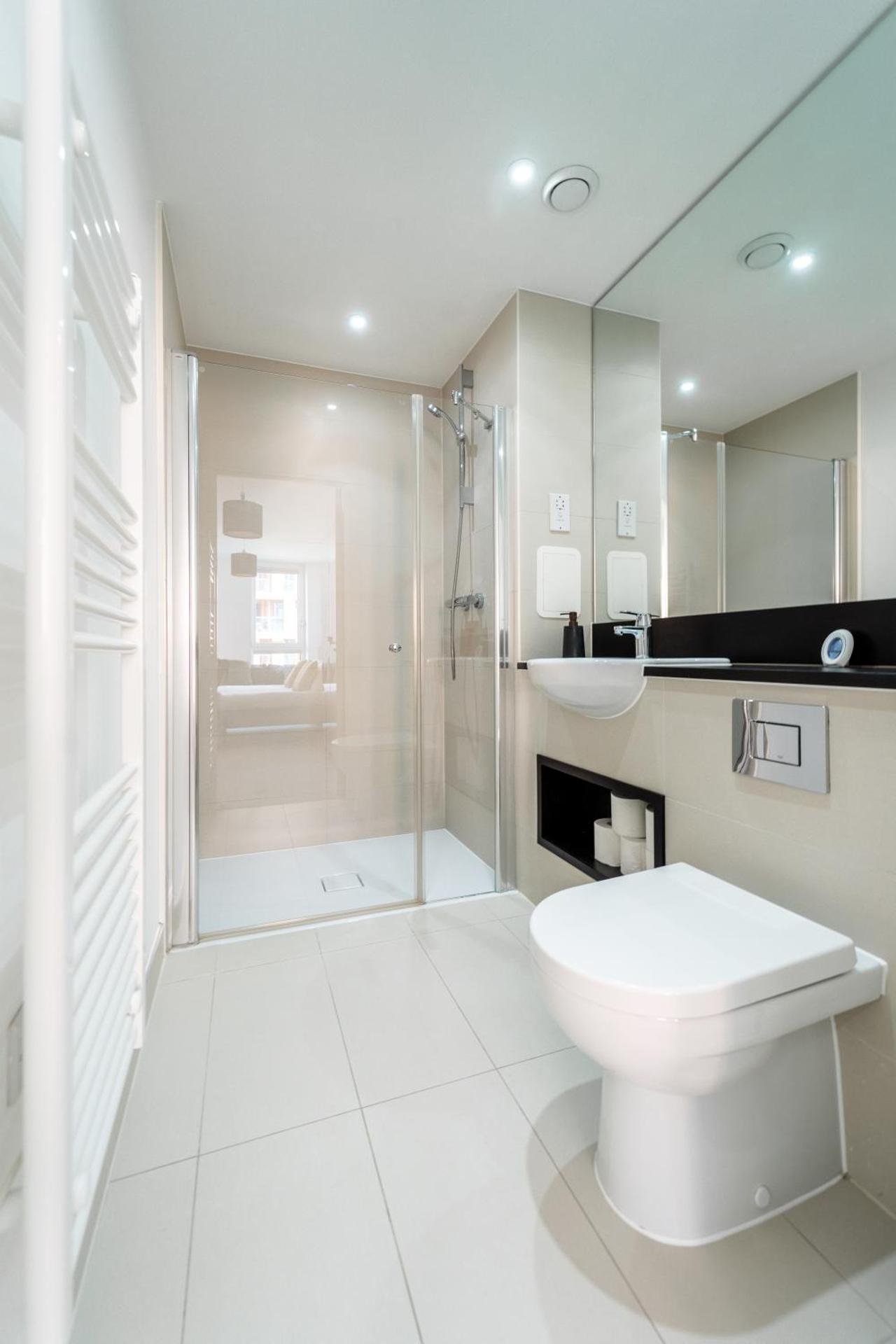 Luxury Docklands 2Bed apt- Close to Excel- Canary Wharf- City Airport - 02 Arena- Free Parking- PS 4