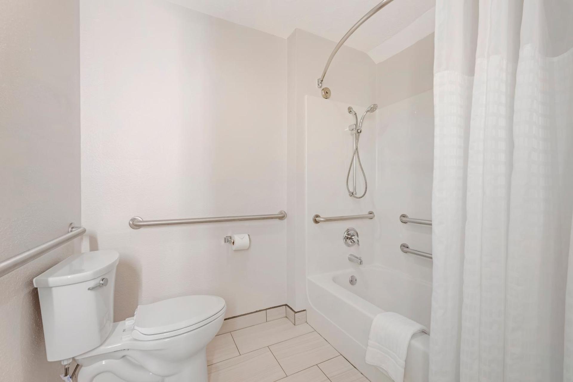 Queen Room with Two Queen Beds - Accessible/Non-Smoking 