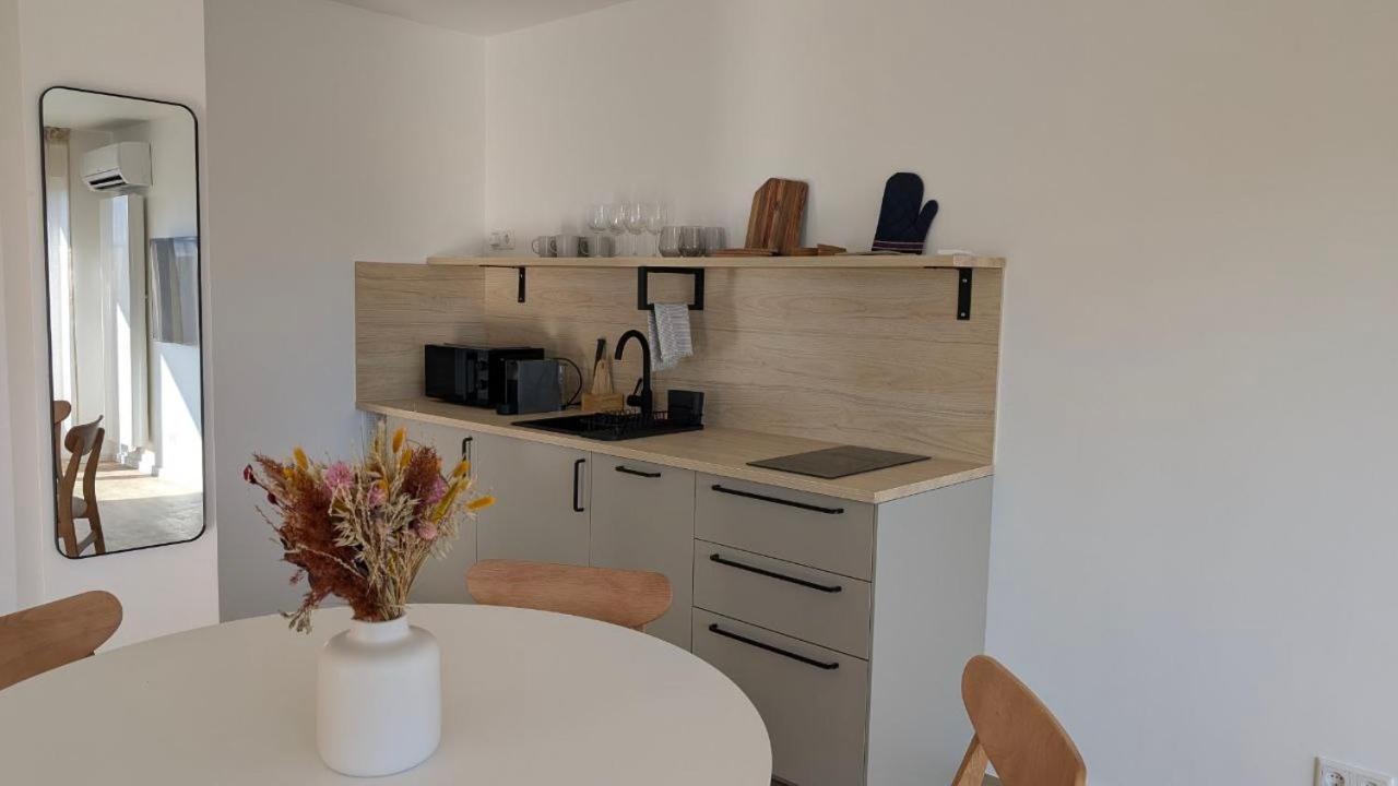 Deluxe One-Bedroom Apartment