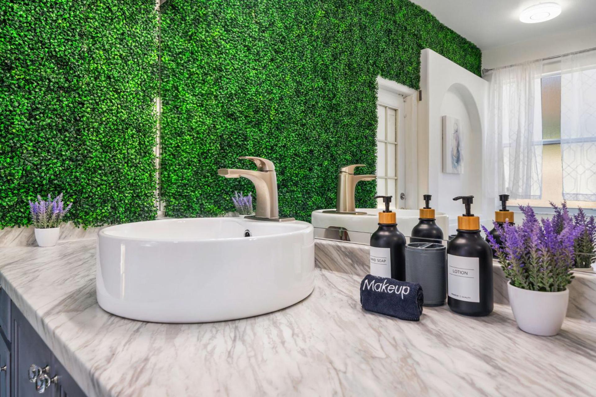 Beautiful 5BR 4 baths Themed home near Disney and Universal, Private Pool, Gameroom, baby Crib and more