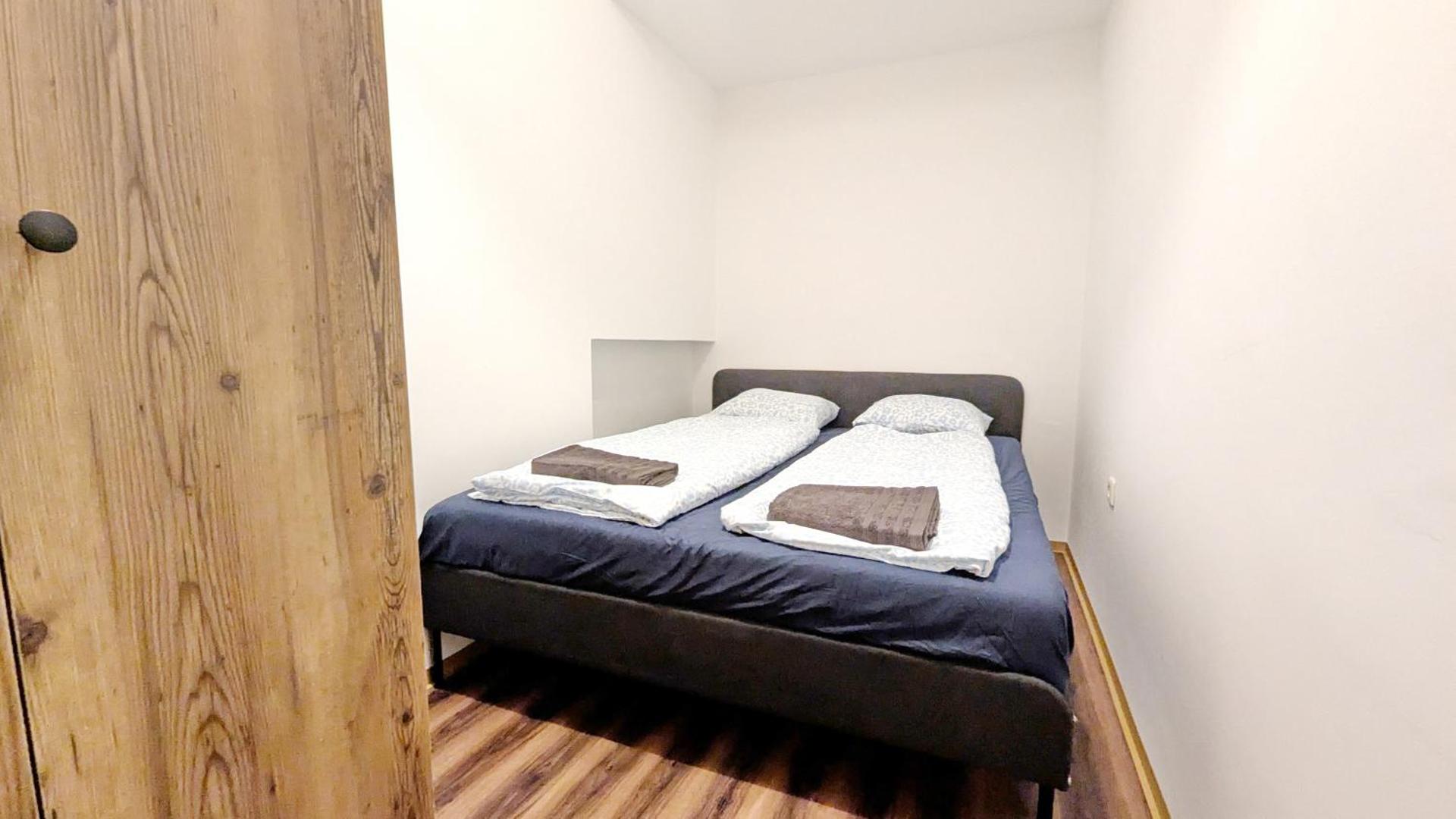 Spacious Rooms - 15 Min from Airport & City Center, 5 Min from Vienna Main-Bus Station EZ 12