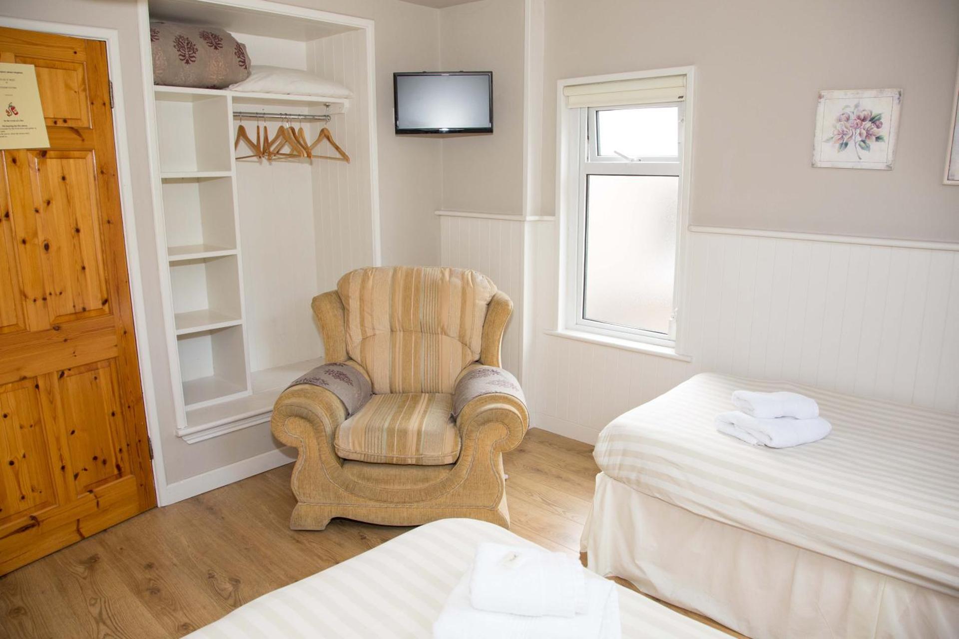 Quadruple Room with Private Bathroom