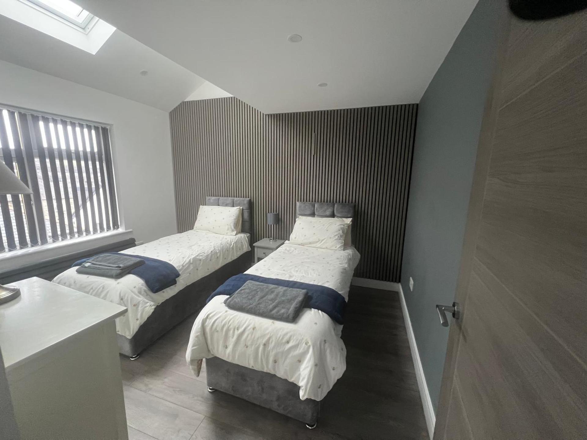 Whole house -Sleeps4-Parking-Garden-BikingHiking