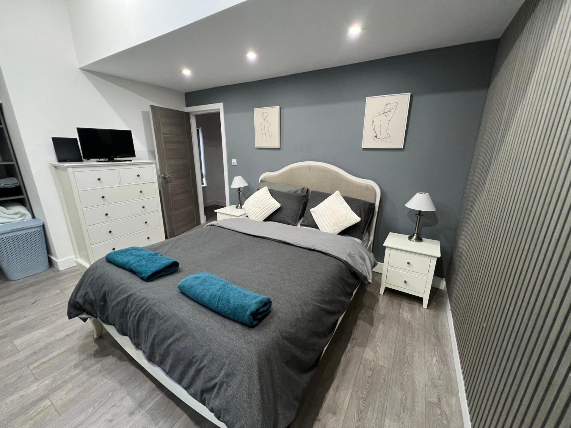 Whole house -Sleeps4-Parking-Garden-BikingHiking