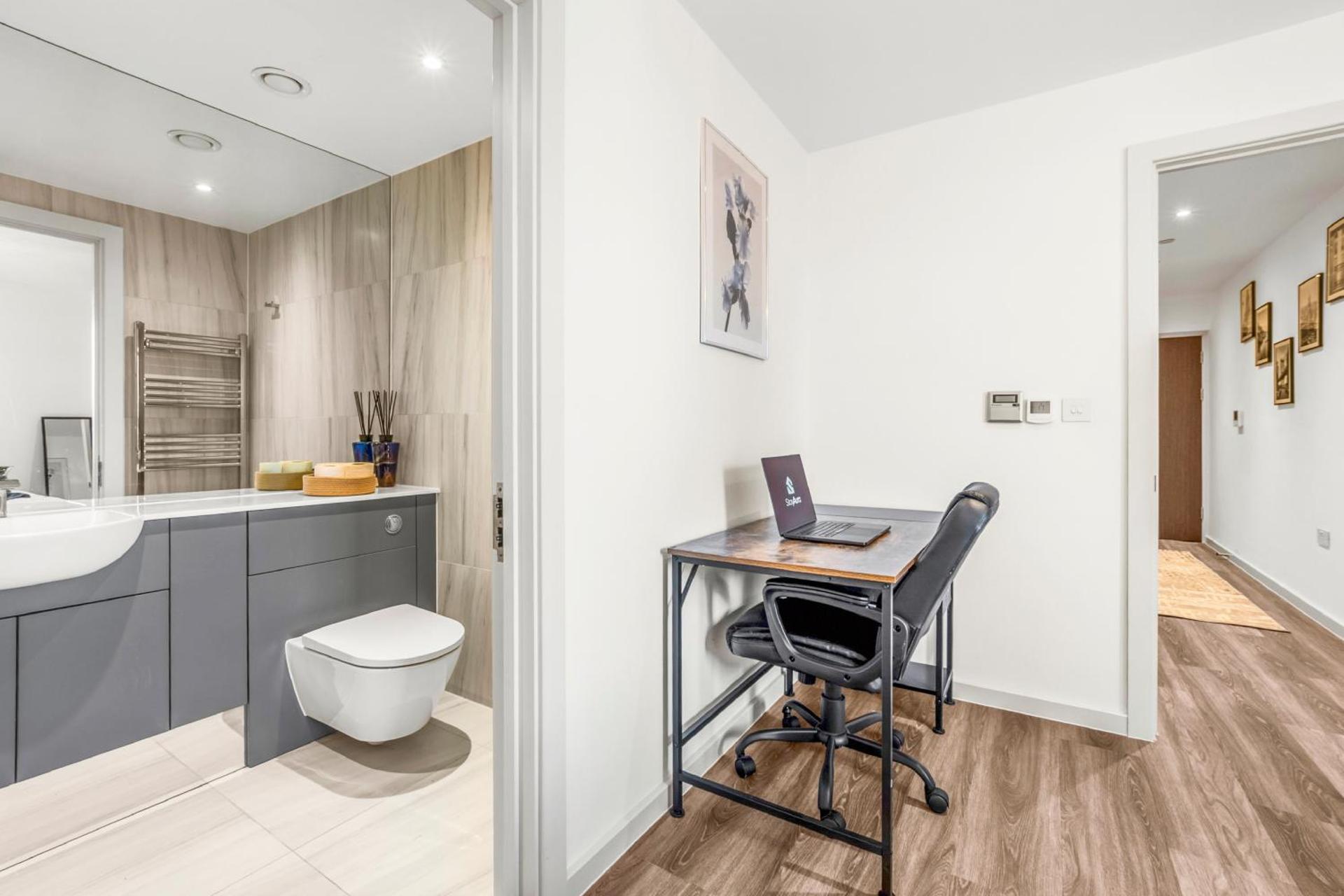 2 Bed & 2 Bath, FREE Parking - 10 Min to Brentford Stadium