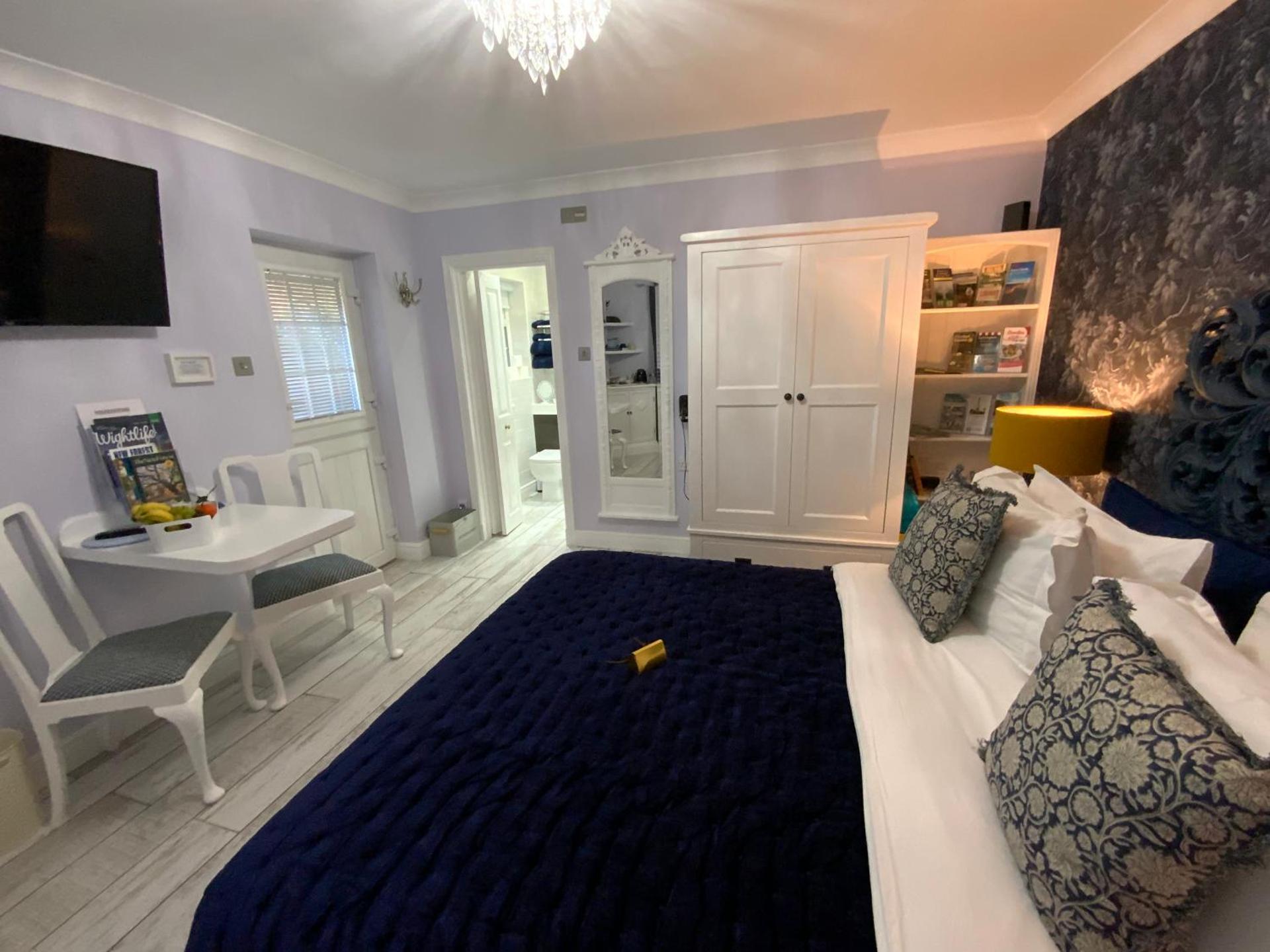 THE KNIGHTWOOD OAK a Luxury King Size Bed -En-Suite Space - LYMINGTON NEW FOREST with Private Entrance - Key Box entry-Free Parking & Private Outdoor Seating Area -Full Fibre WiFi -Town ,Shops , Pubs & Solent Way Walking Distance & Complimentary Breakfast