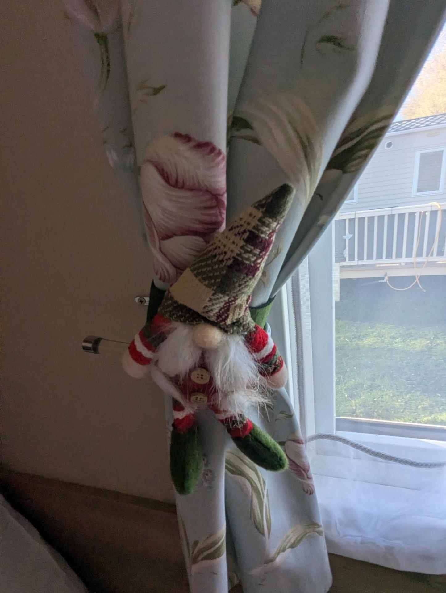 Hot Tub Getaways The Oakley 8 berth caravan with hot tub and quiet setting