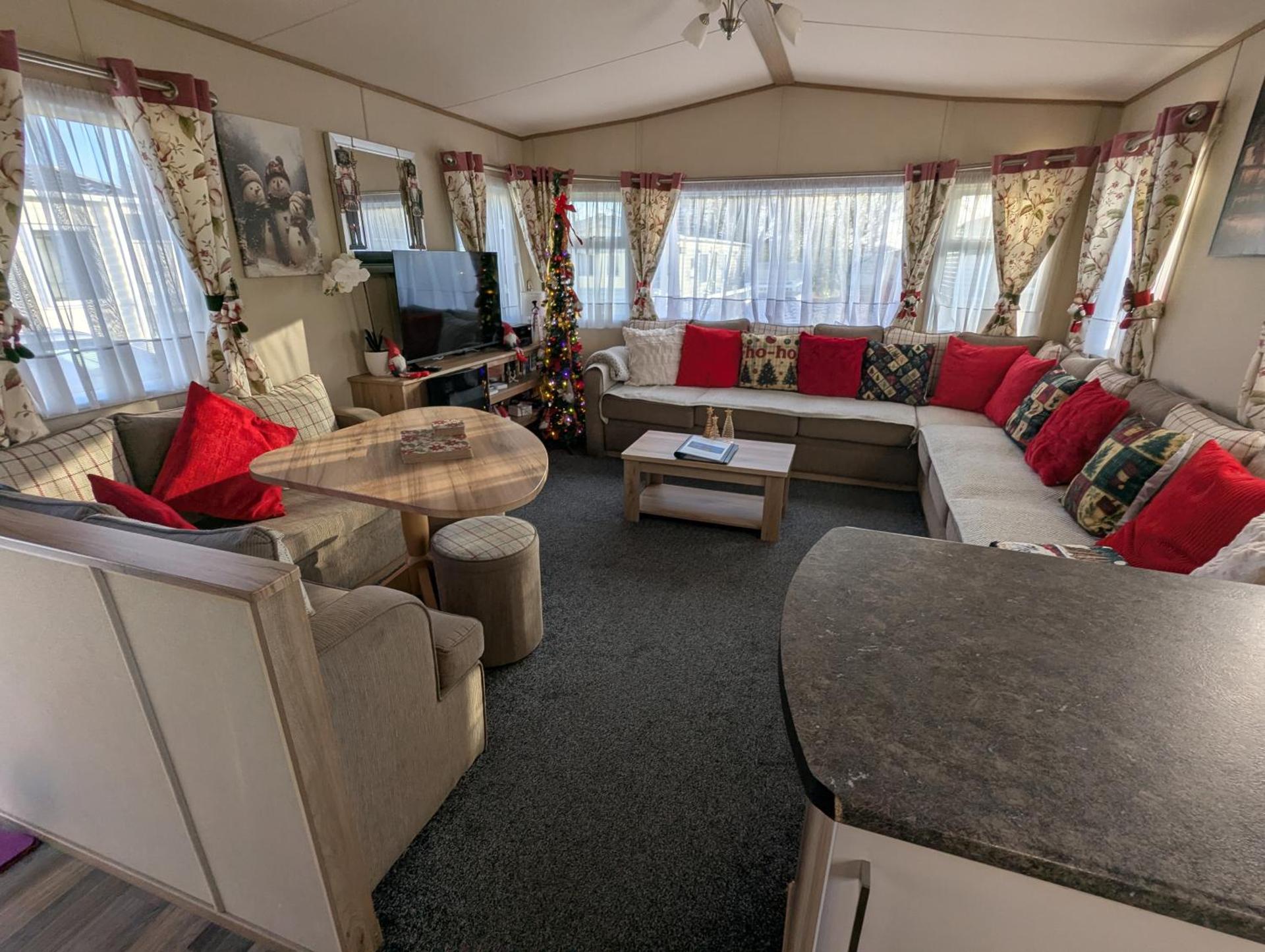 Hot Tub Getaways The Oakley 8 berth caravan with hot tub and quiet setting