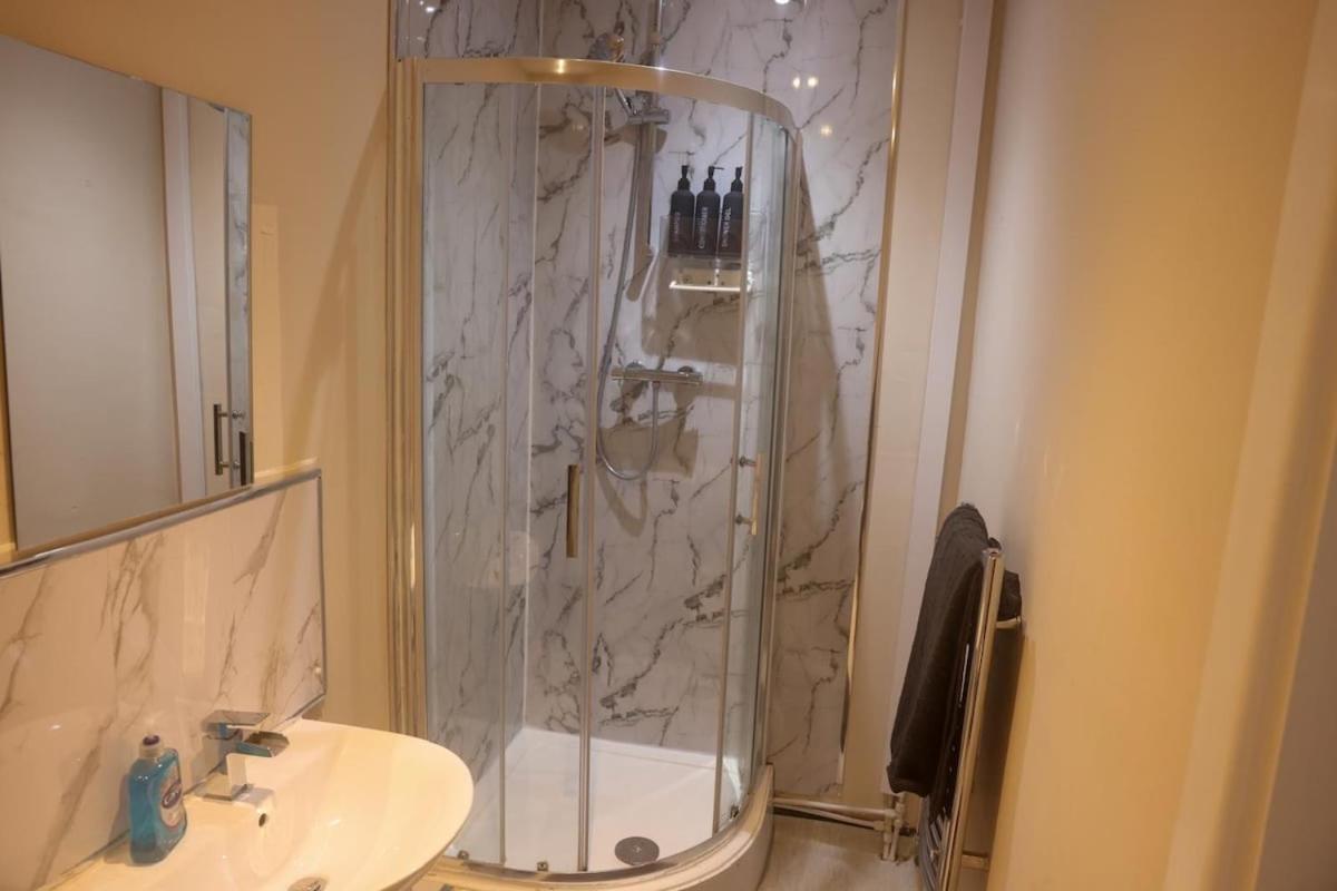 Spacious High street Apartment