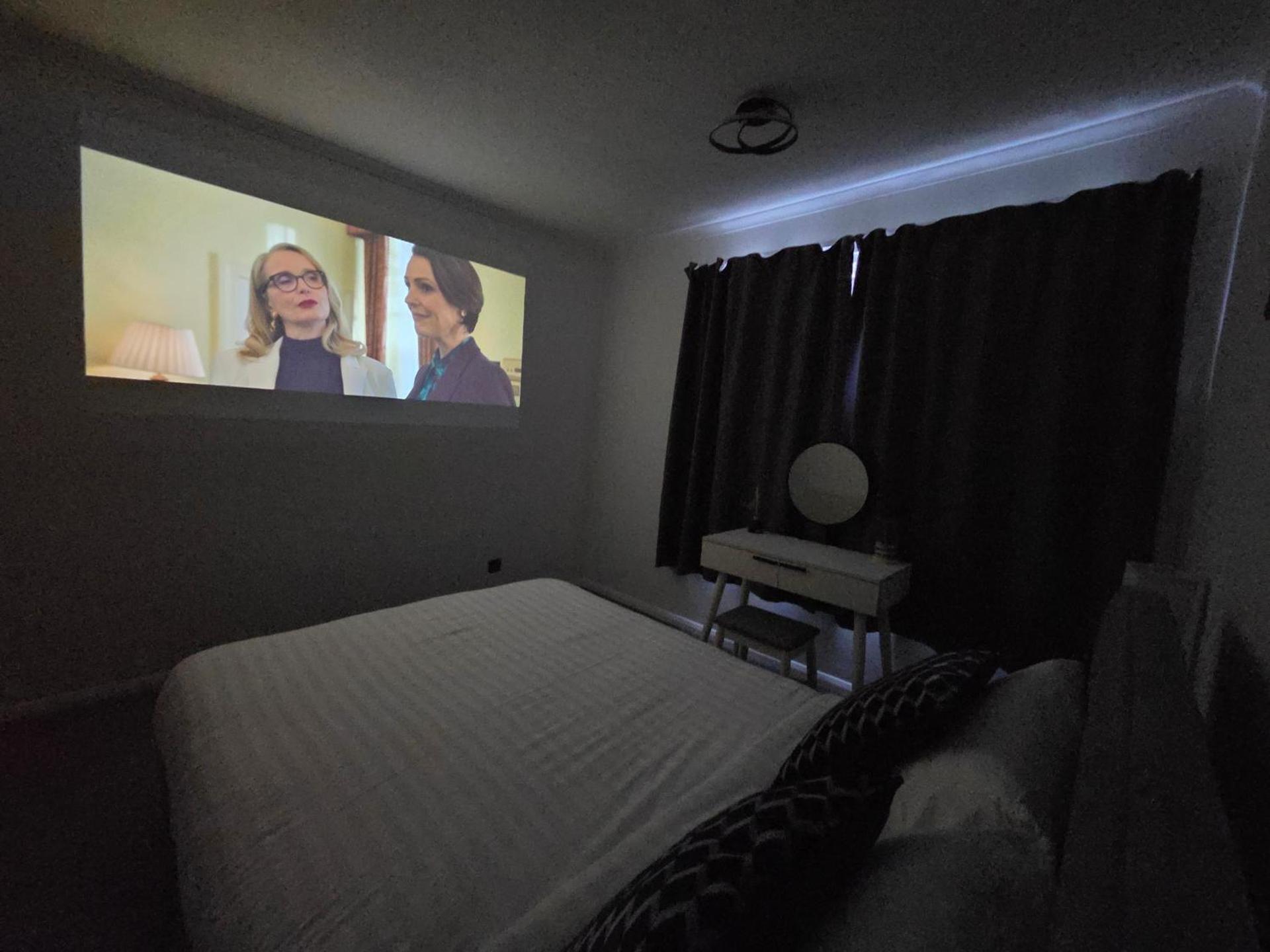 Modern And Spacious 3 Bedroom Family House with Workspace