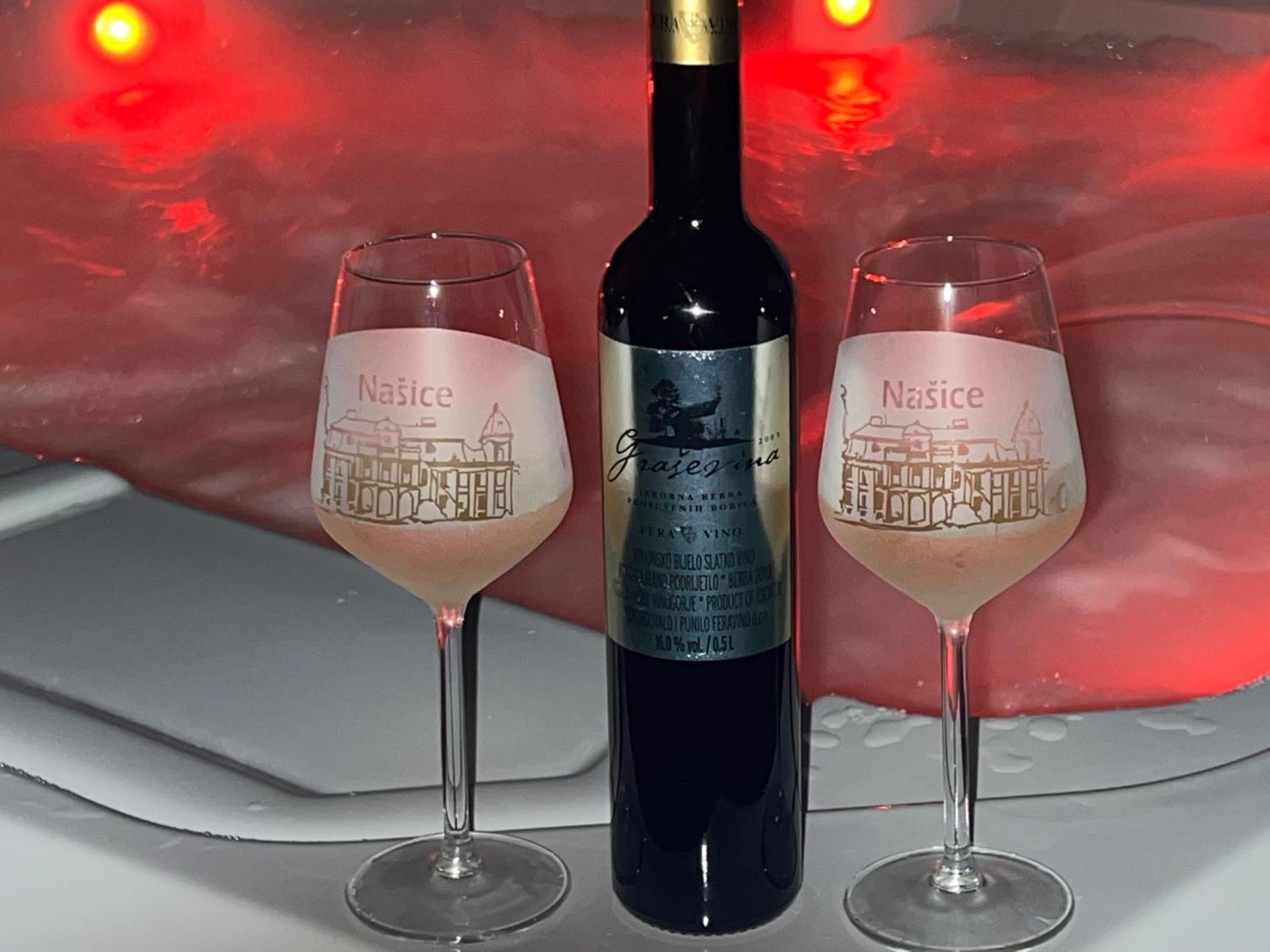 La Luna Petite Suite Deluxe Apartment with Pool & Jacuzzi, Bikes and Covered Parking