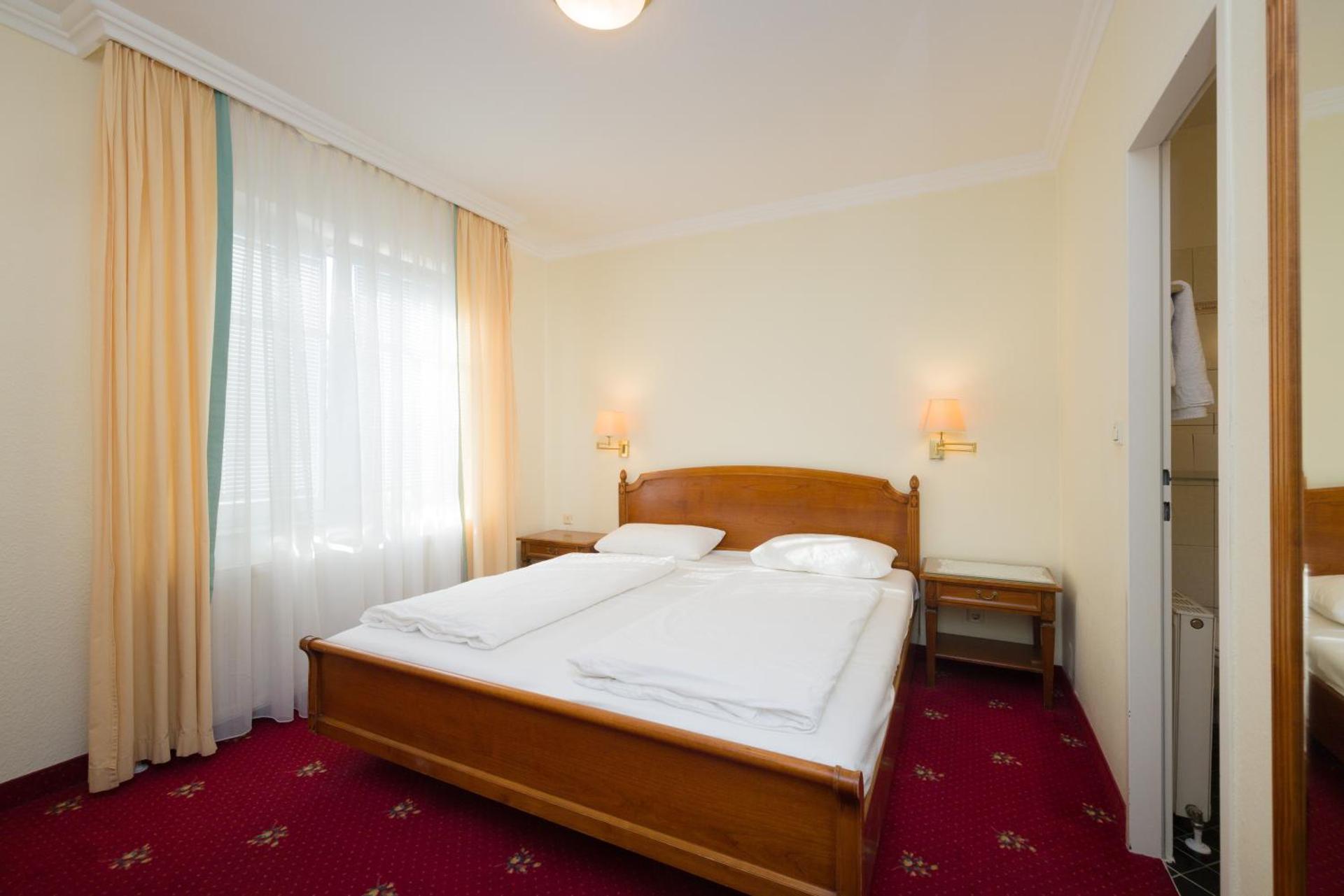 Camera Matrimoniale con Vista Giardino