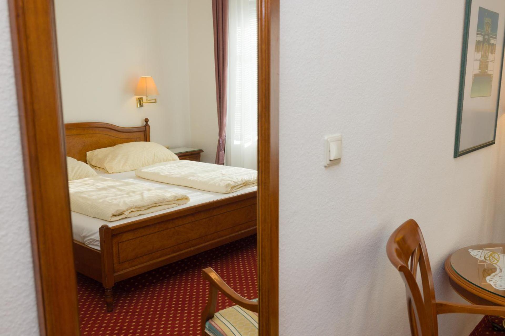 Camera Matrimoniale con Vista Giardino