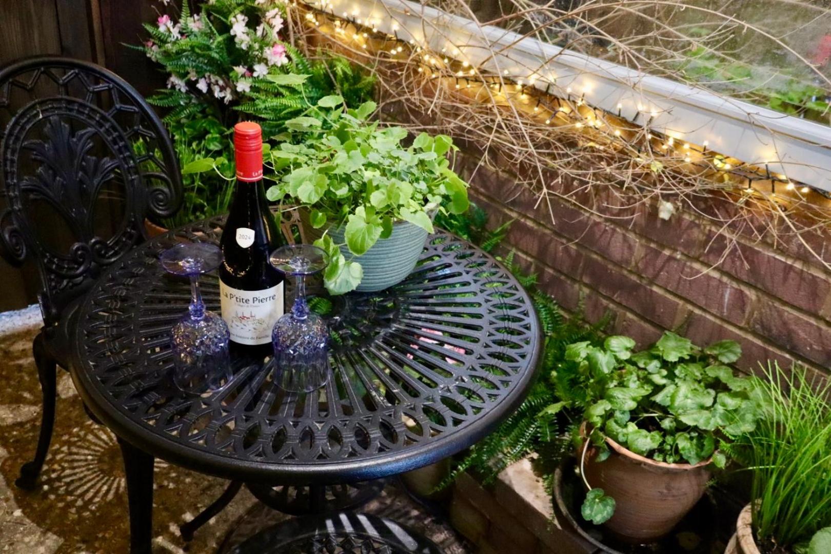 THE KNIGHTWOOD OAK a Luxury King Size Bed -En-Suite Space - LYMINGTON NEW FOREST with Private Entrance - Key Box entry-Free Parking & Private Outdoor Seating Area -Full Fibre WiFi -Town ,Shops , Pubs & Solent Way Walking Distance & Complimentary Breakfast