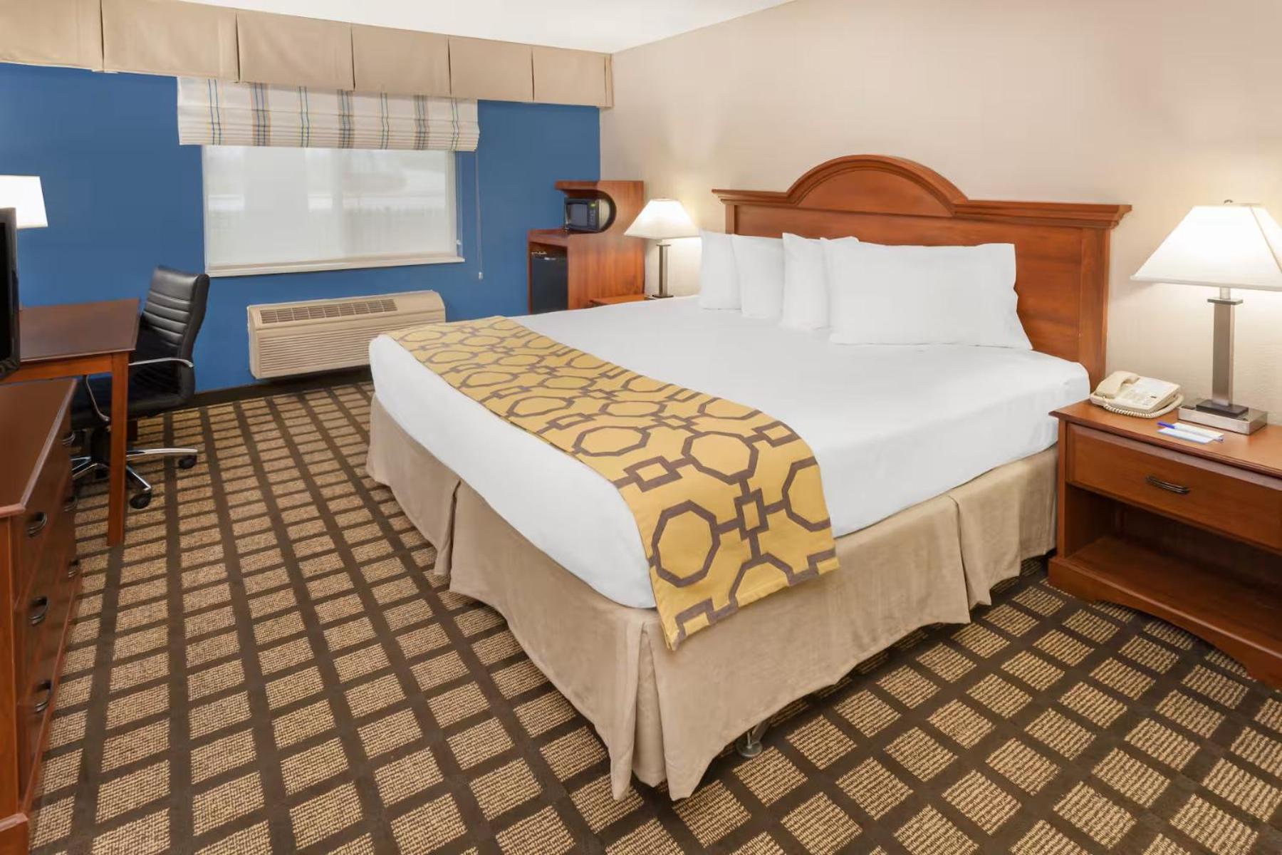 Baymont by Wyndham Galesburg