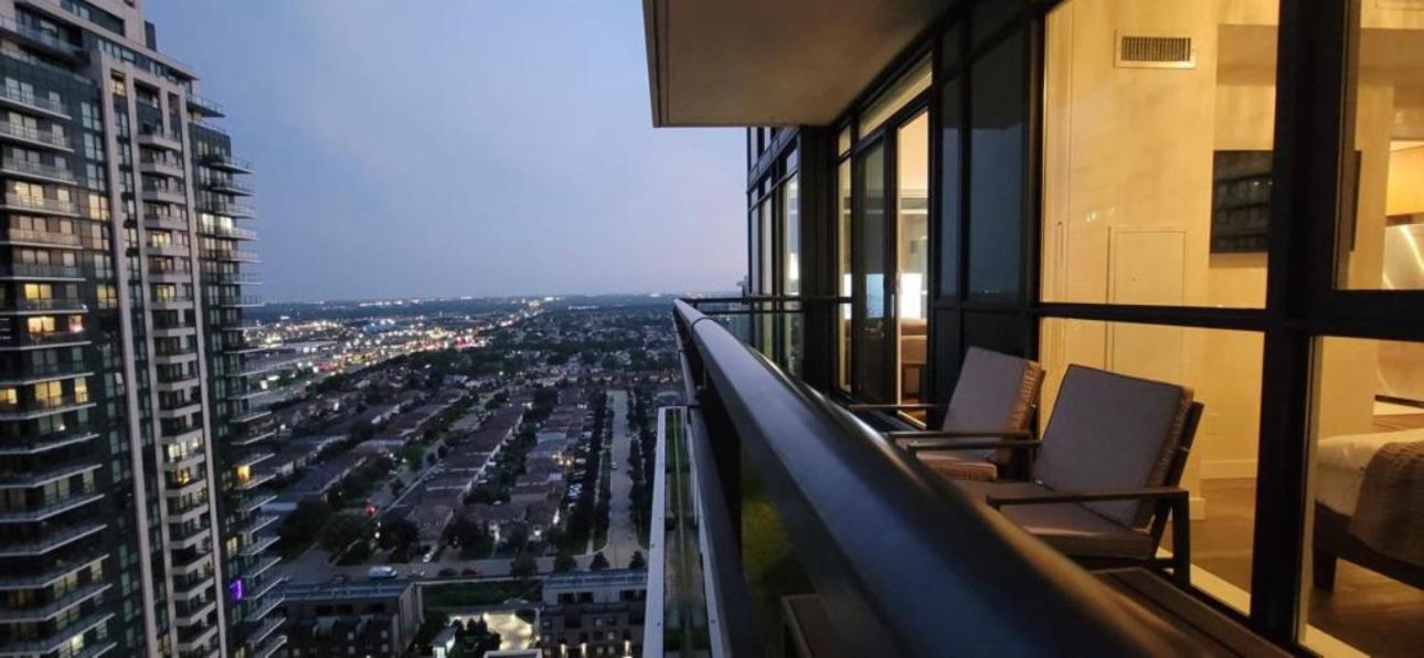 Ultra Luxurious 2.5 Bedroom 2 Full Bathroom 1 Parking Condo Near SQ1 Striking Views