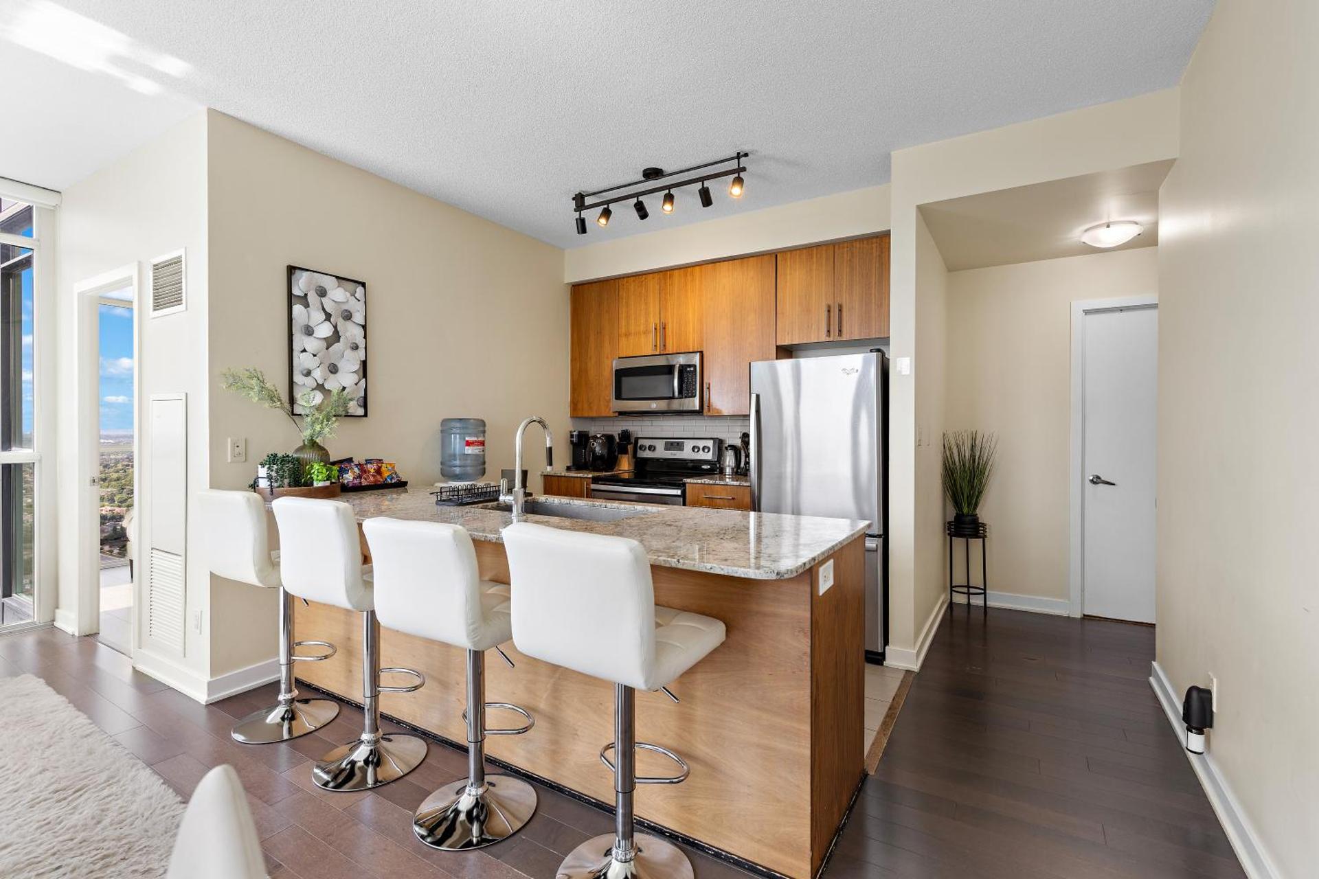 Ultra Luxurious 2.5 Bedroom 2 Full Bathroom 1 Parking Condo Near SQ1 Striking Views