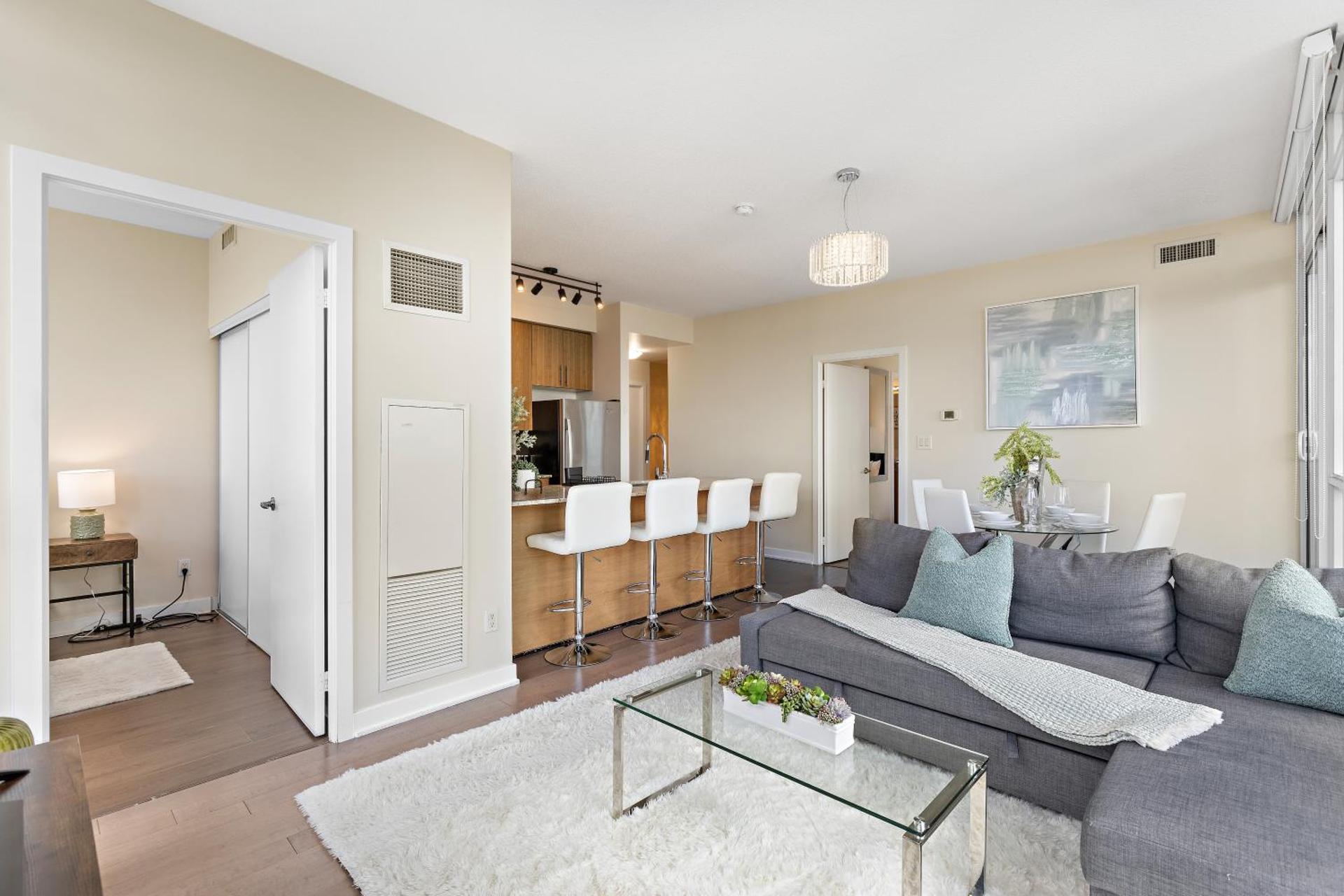 Ultra Luxurious 2.5 Bedroom 2 Full Bathroom 1 Parking Condo Near SQ1 Striking Views