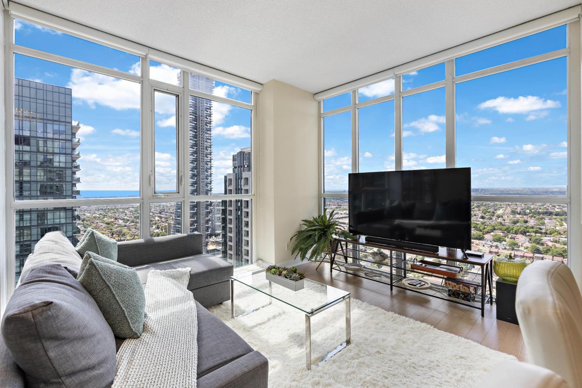 Ultra Luxurious 2.5 Bedroom 2 Full Bathroom 1 Parking Condo Near SQ1 Striking Views