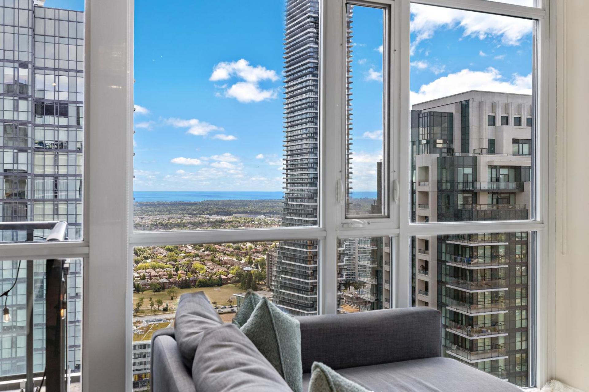 Ultra Luxurious 2.5 Bedroom 2 Full Bathroom 1 Parking Condo Near SQ1 Striking Views