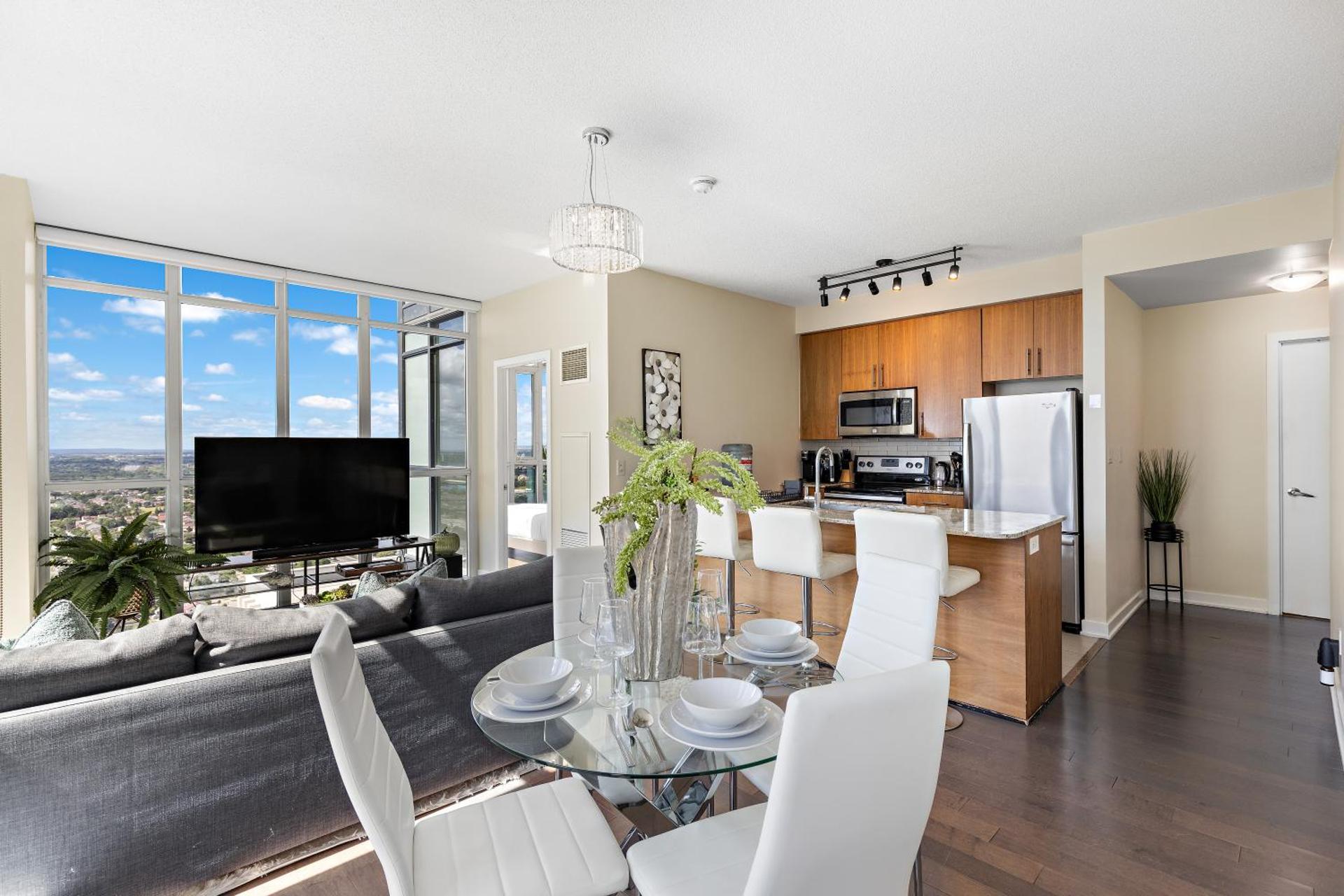 Ultra Luxurious 2.5 Bedroom 2 Full Bathroom 1 Parking Condo Near SQ1 Striking Views