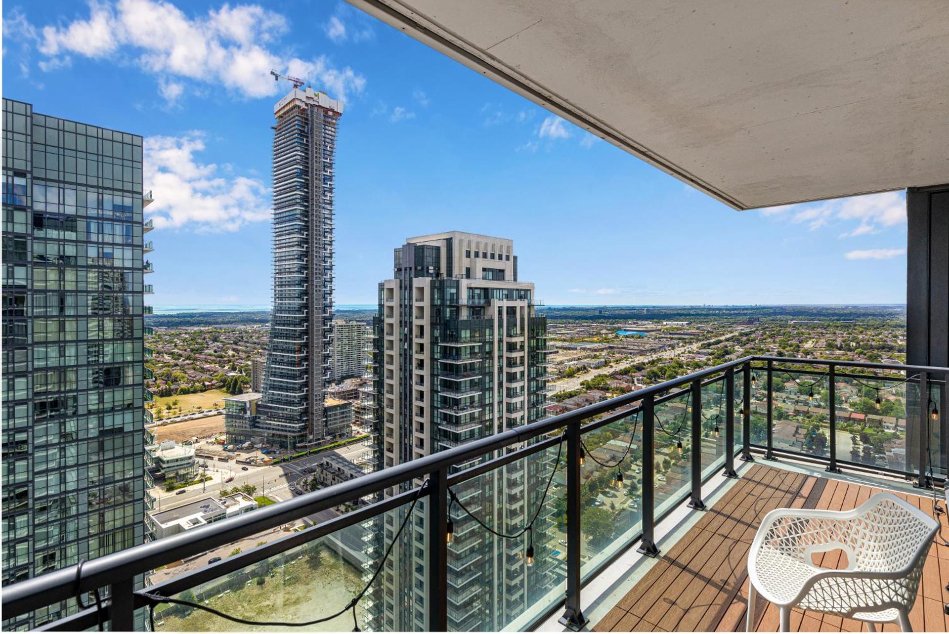 Ultra Luxurious 2.5 Bedroom 2 Full Bathroom 1 Parking Condo Near SQ1 Striking Views