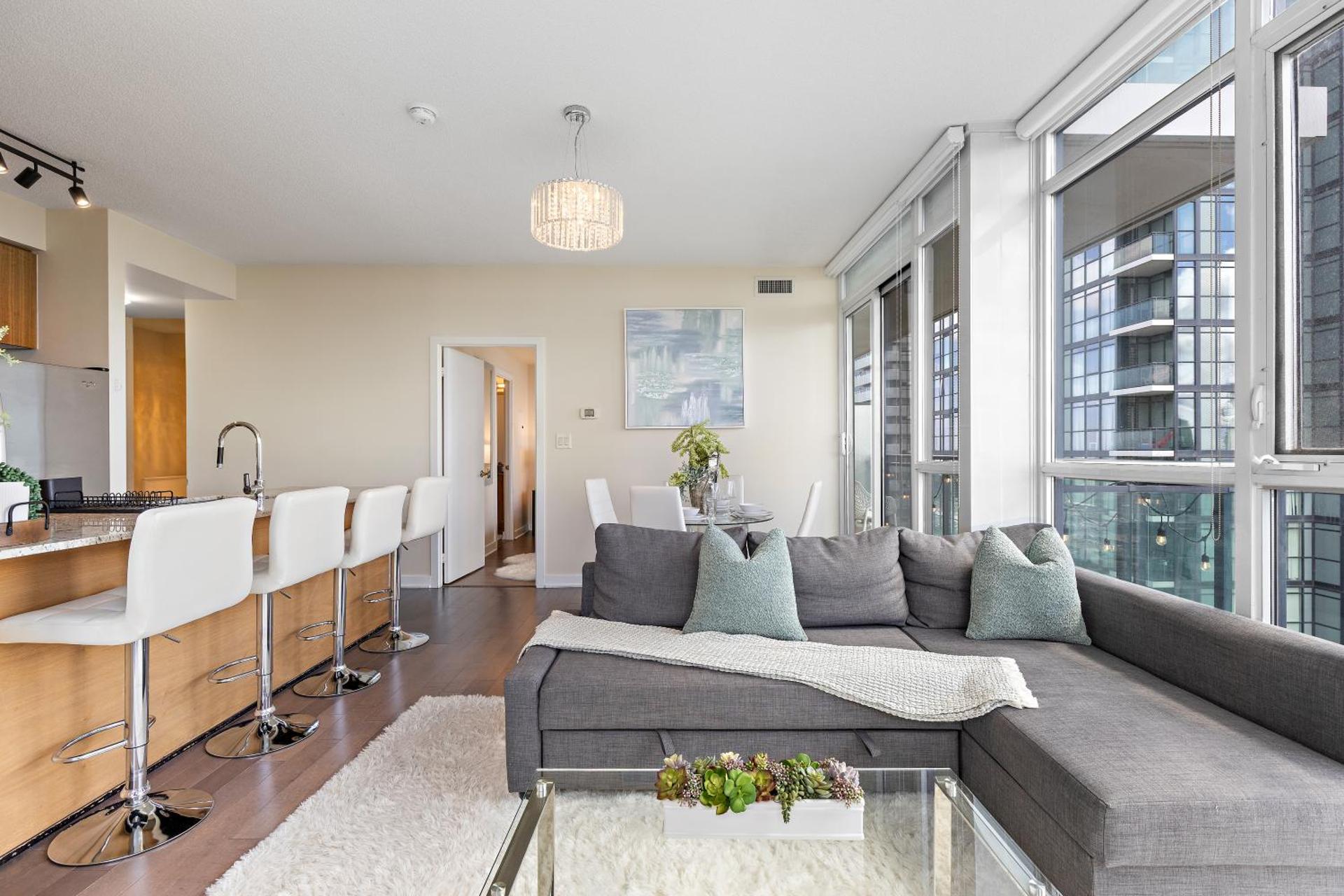 Ultra Luxurious 2.5 Bedroom 2 Full Bathroom 1 Parking Condo Near SQ1 Striking Views