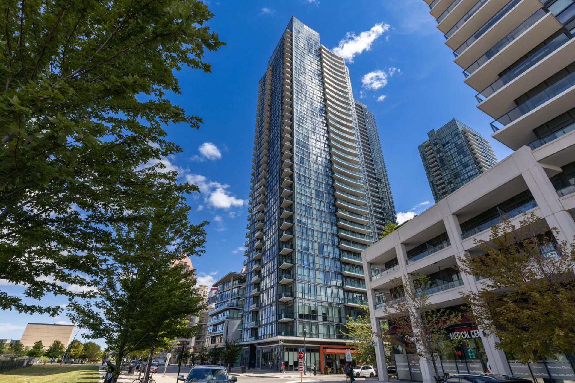 Ultra Luxurious 2.5 Bedroom 2 Full Bathroom 1 Parking Condo Near SQ1 Striking Views