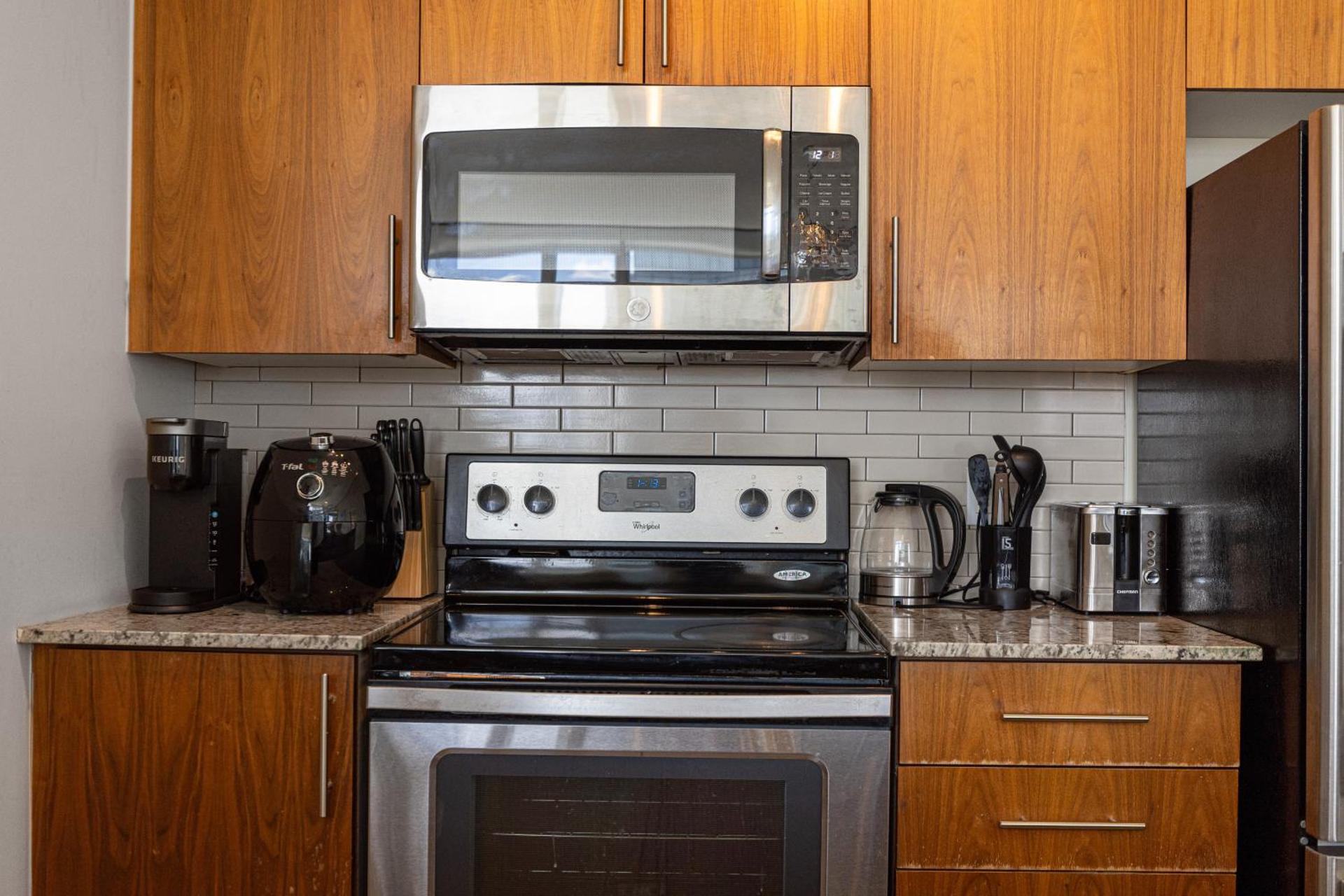 Ultra Luxurious 2.5 Bedroom 2 Full Bathroom 1 Parking Condo Near SQ1 Striking Views