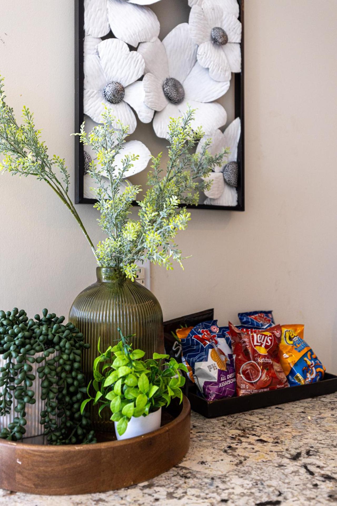 Ultra Luxurious 2.5 Bedroom 2 Full Bathroom 1 Parking Condo Near SQ1 Striking Views