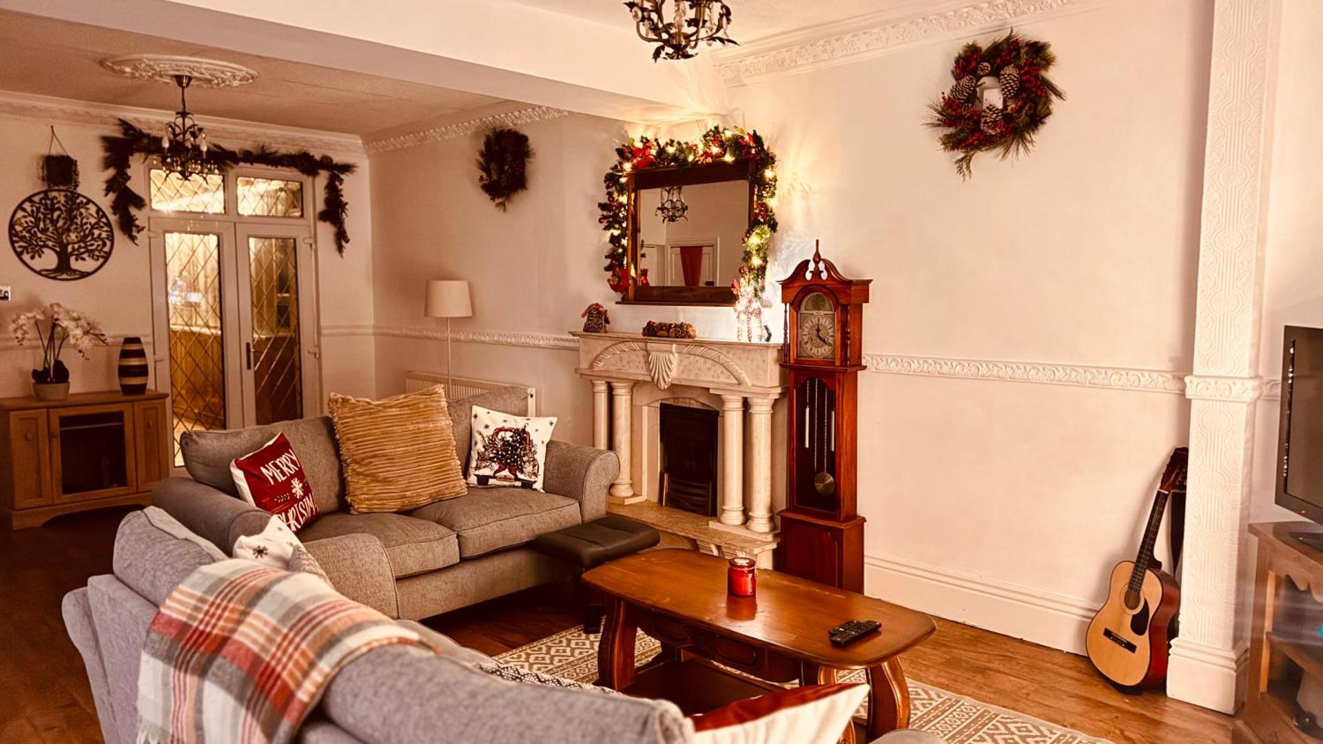 Luxury 5-Bed Home in Nicholson, Close to Sheffield City Centre, BBQ, Parking & Wi-Fi, Sleeps 10