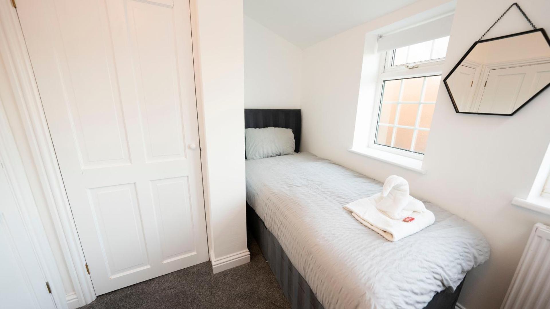 Cosy 2-Bedroom Townhouse - FREE Parking